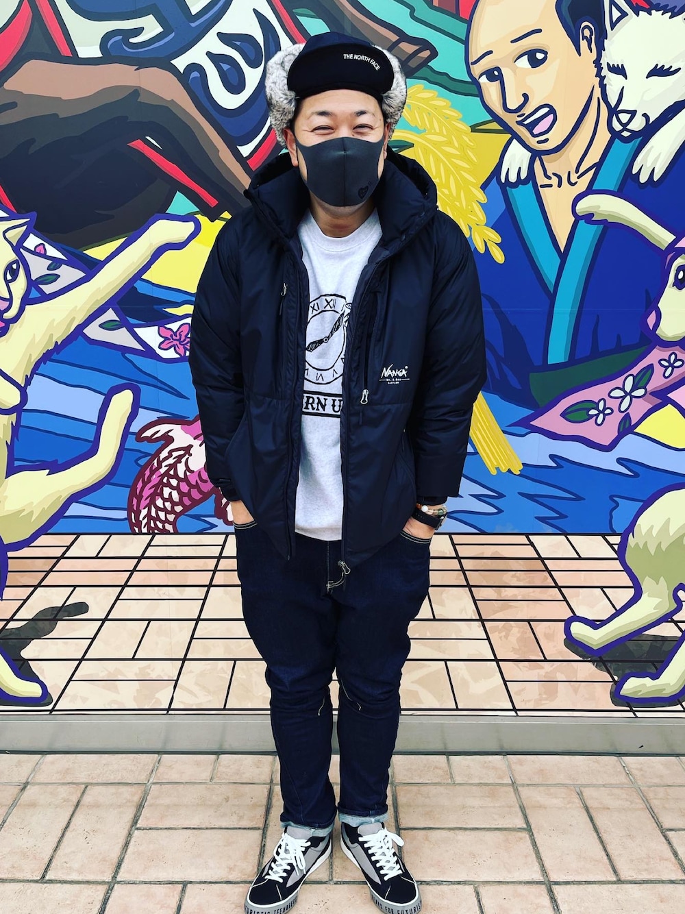 ブラック系のダウンジャケット/コート、グレー系のスウェット、ブルー系のデニムパンツを着用したメンズの冬コーディネートの1枚目の写真