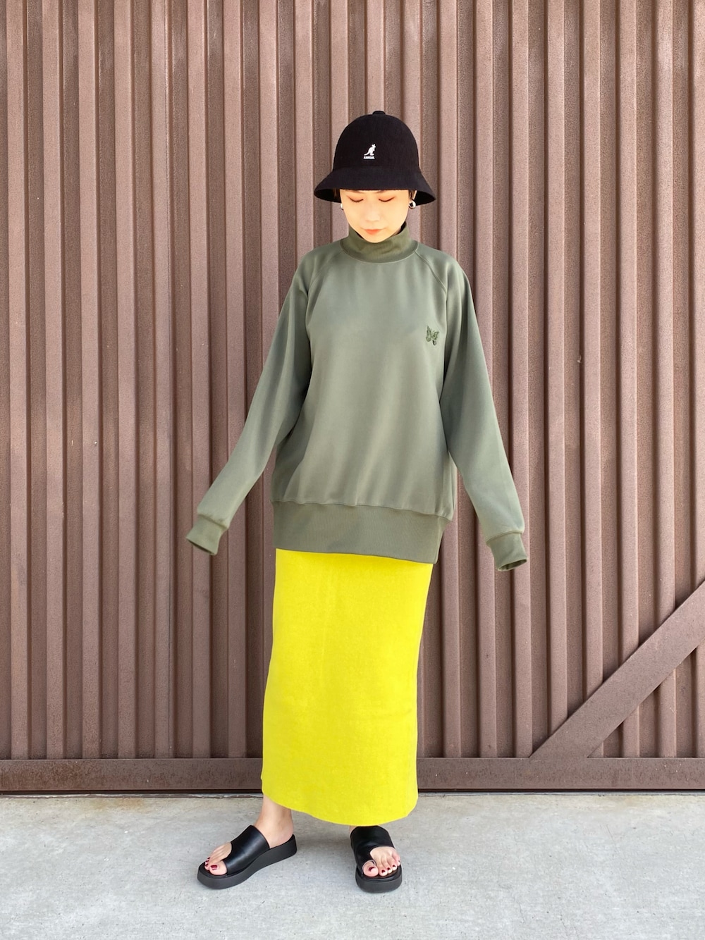 「ストリート、バケットハット、ニットスカート、トングサンダル、プルオーバー、シンプルコーデ、NEEDLES、ニードルス、秋服準備はじめました、カラースカート、21241、オリエンタルトラフィック、ORiental TRaffic(ORiental TRaffic)」｜「ORiental TRafficの■2022春夏新作■厚底トングサンダル/21241（サンダル、ブラック系）」を使った、yumiさん（レディース・155cm）の夏コーディネートの1枚目の写真