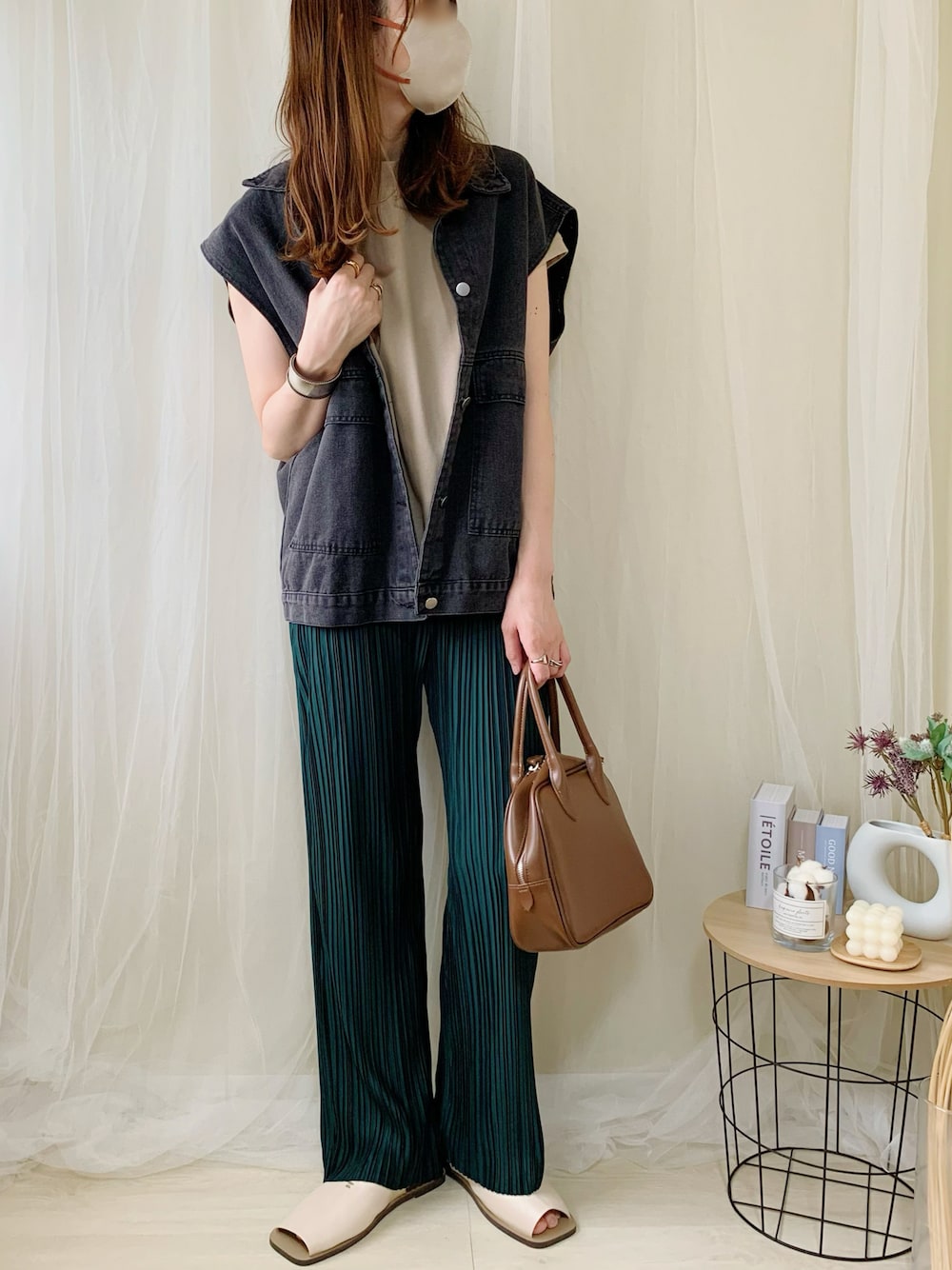 ブラック系のベスト、ベージュ系のTシャツ/カットソー、グリーン系のその他パンツを着用したレディースの夏コーディネートの1枚目の写真