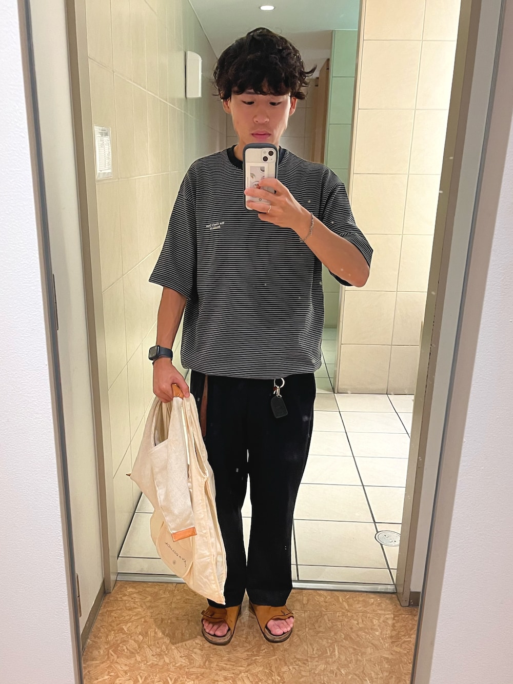 UNIQLOのパンツを使った「ドローコード」のメンズ人気ファッション