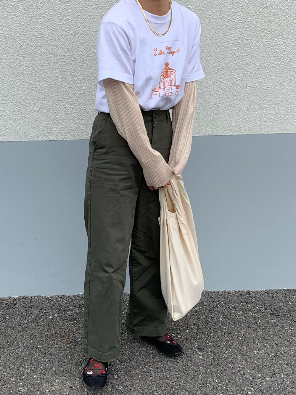 「Ray BEAMS、KBF、無印良品、靴下屋、H&M、プリントT、シースルー、チノパン、バレエシューズ、お洒落さんとつながりたい、シンプル、かなこーで」｜「Ray BEAMSのNAIJEL GRAPH × Ray BEAMS / 別注 Magic Tシャツ（Tシャツ/カットソー、ホワイト系）」を使った、✌🏼( ◠‿◠ ｜🐬さん（レディース・155cm）の春コーディネートの1枚目の写真