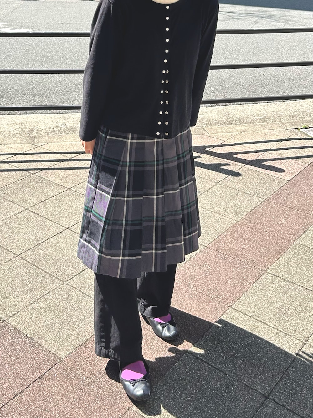 「agnes b.、カーディガン、POLO BCS、チェックスカート、レイヤードスタイル、靴下屋、カラータイツ、モノトーン、シンプル、かなこーで」｜「agnes b.のJ000 CARDIGAN LE PETIT カーティガンプレッション（カーディガン/ボレロ、ブラック系）」を使った、✌🏼( ◠‿◠ ｜🐬さん（レディース・155cm）の春コーディネートの1枚目の写真