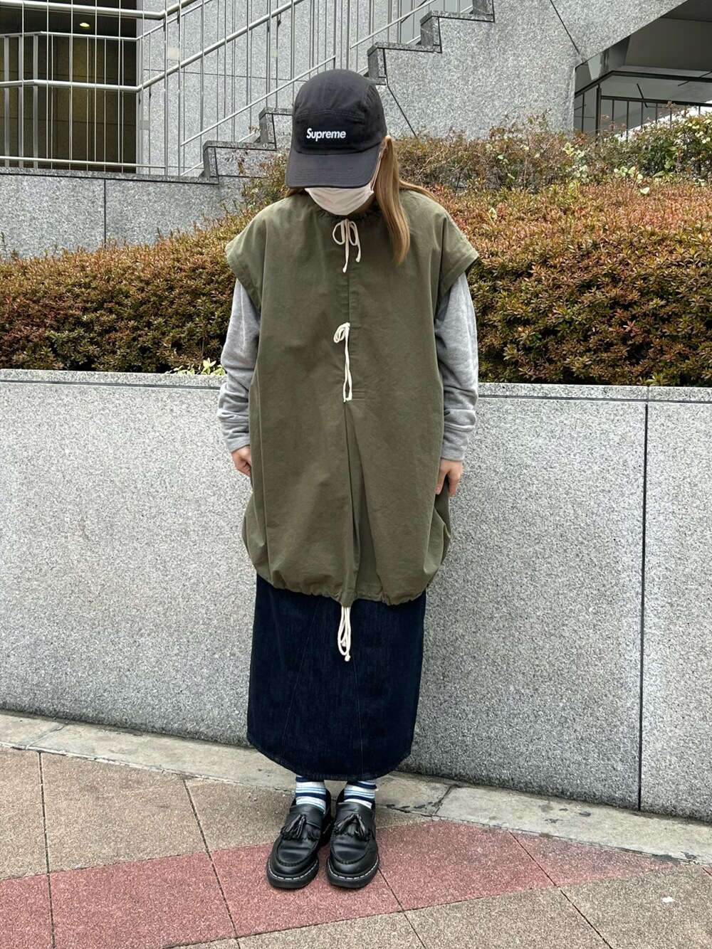 「supreme、キャップ、solamonat poche、ベスト、グレースウェット、UNIQLO、デニムスカート、靴下屋、ボーダーソックス、Dr.Martens、ローファー、シンプル、大人カジュアル、かなこーで」｜「Dr. MartensのDr.Martens CORE ADRIAN WS BLACK SMOOTH / ドクターマーチン コア エイドリアン WS ブラック スムース（ローファー、ブラック系）」を使った、✌🏼( ◠‿◠ ｜🐬さん（レディース・155cm）の春コーディネートの1枚目の写真