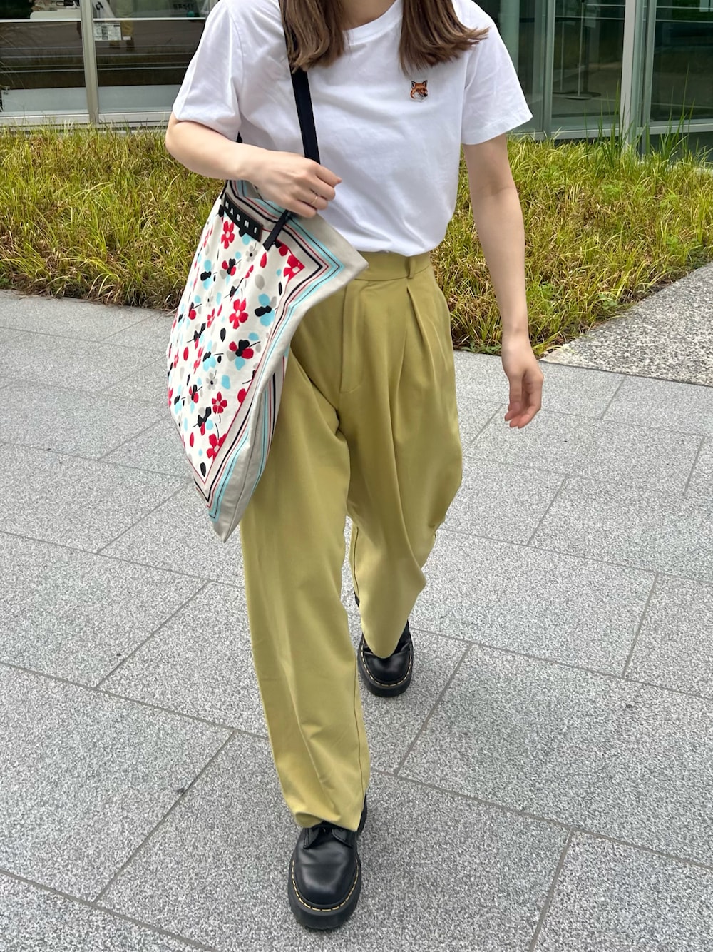 「MAISON KITSUNE、白Tシャツ、Ray BEAMS、タックパンツ、カラーパンツ、Dr.Martens、ブーツスタイル、MARNI、トートバッグ、夏コーデ、シンプル、かなこーで」｜「Maison Kitsuneのアイテム（Tシャツ/カットソー、ホワイト系）」を使った、✌🏼( ◠‿◠ ｜🐬さん（骨格ウェーブ・レディース・155cm）の夏コーディネートの1枚目の写真