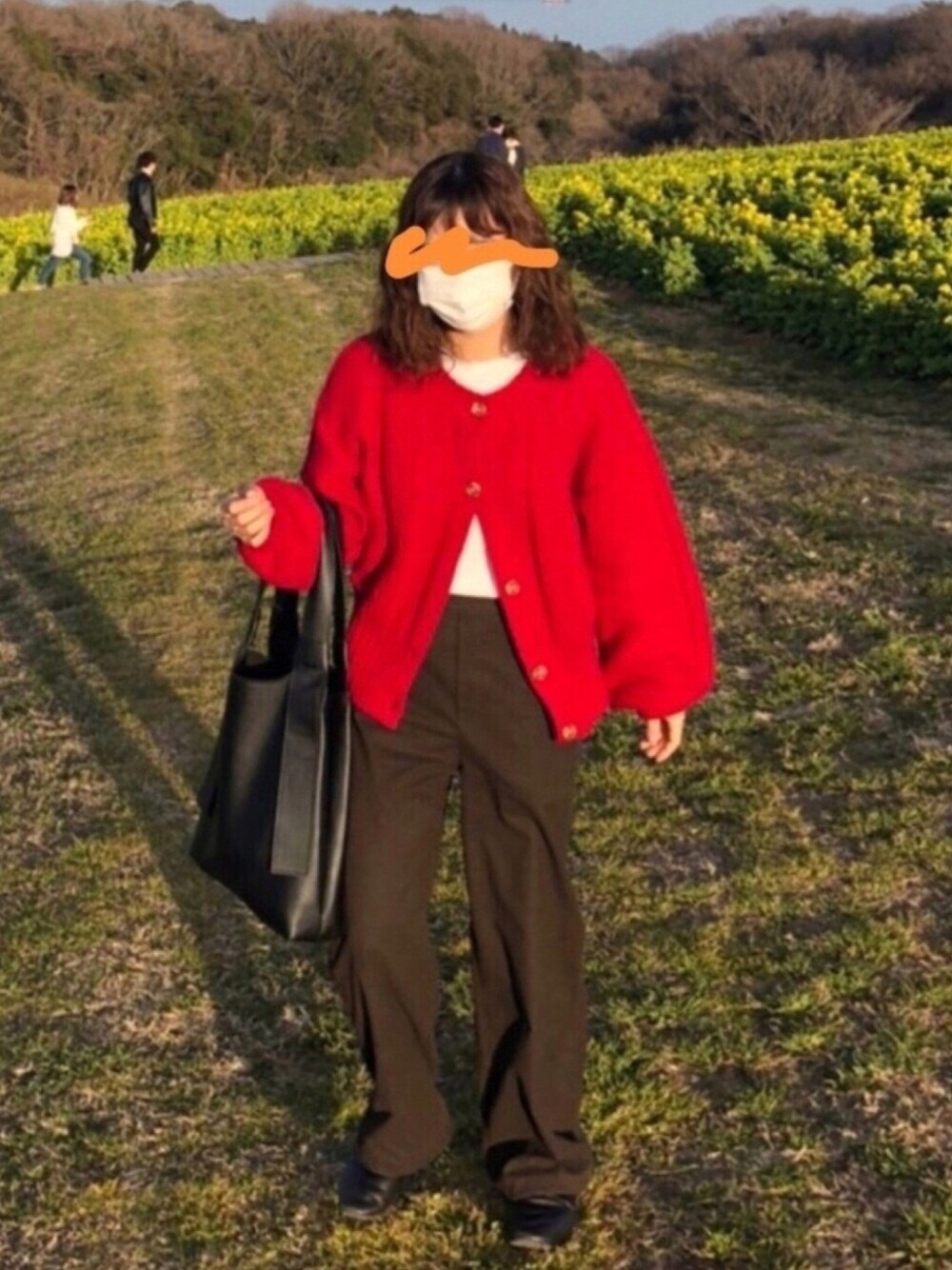 「CPCM、無印良品、UNIQLO、CLANE、赤ニット、赤カーディガン、ニットカーディガン、レースアップシューズ、シンプル、かなこーで」｜「無印良品のレザーレースアップシューズ（シューズ、ブラック系）」を使った、✌🏼( ◠‿◠ ｜🐬さん（レディース・154cm）の冬コーディネートの1枚目の写真