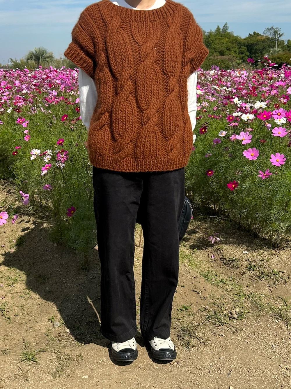 「MIRSTORES、ニットベスト、ブラウンニット、無印良品、チノパンツ、converse、白スニーカー、大人カジュアル、秋服コーデ、重ね着ベストシーズン、楽チンコーデ、シンプル、かなこーで」｜「MIRSTORESのMIRSTORES | 〈別注〉クルーネックベスト WOMEN（ベスト、ブラウン系）」を使った、✌🏼( ◠‿◠ ｜🐬さん（レディース・155cm）の秋コーディネートの1枚目の写真