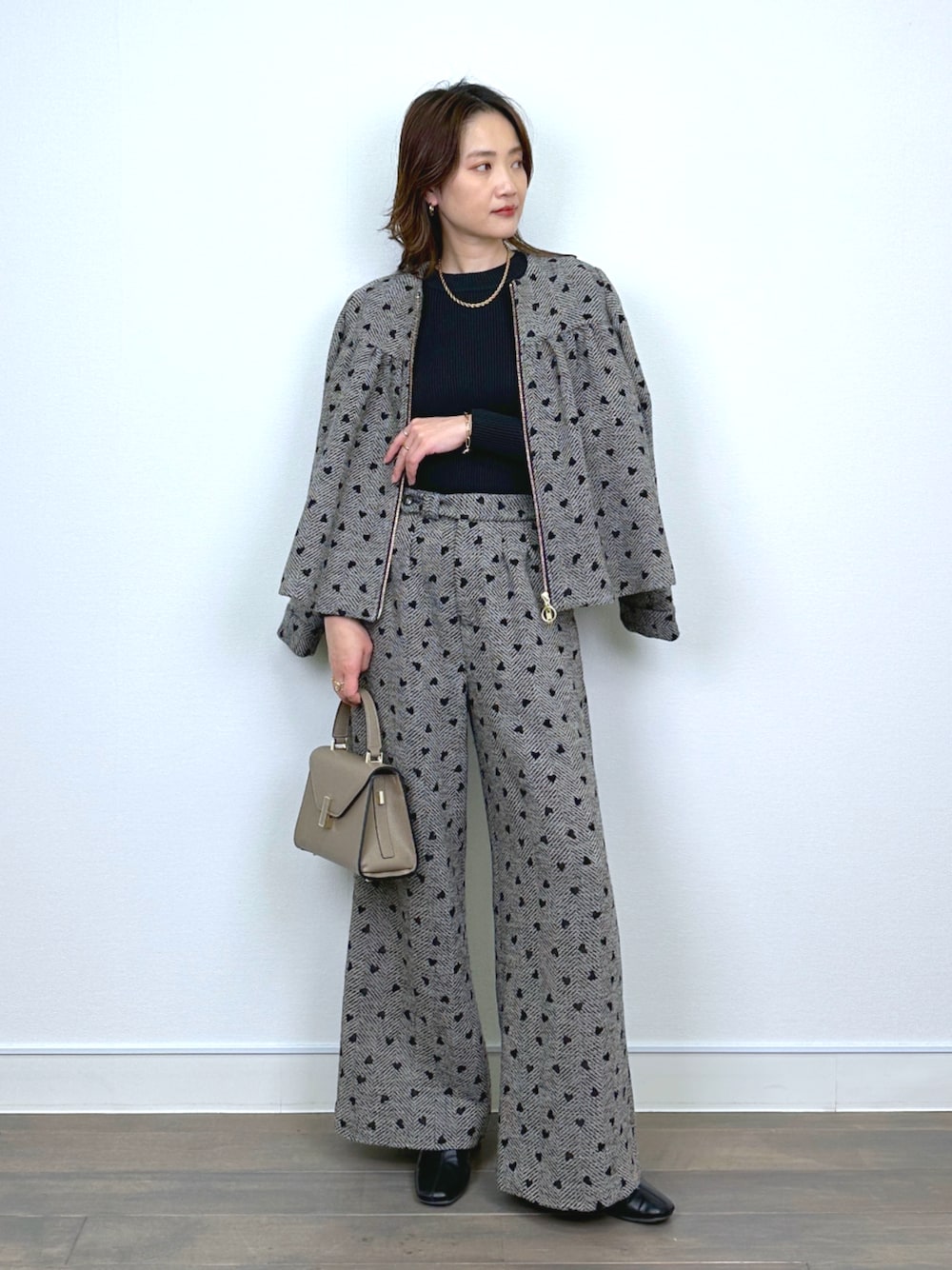 ブラウン系のブルゾン、ブラック系のニット/セーター、ブラウン系のその他パンツを着用したレディースの秋コーディネートの1枚目の写真