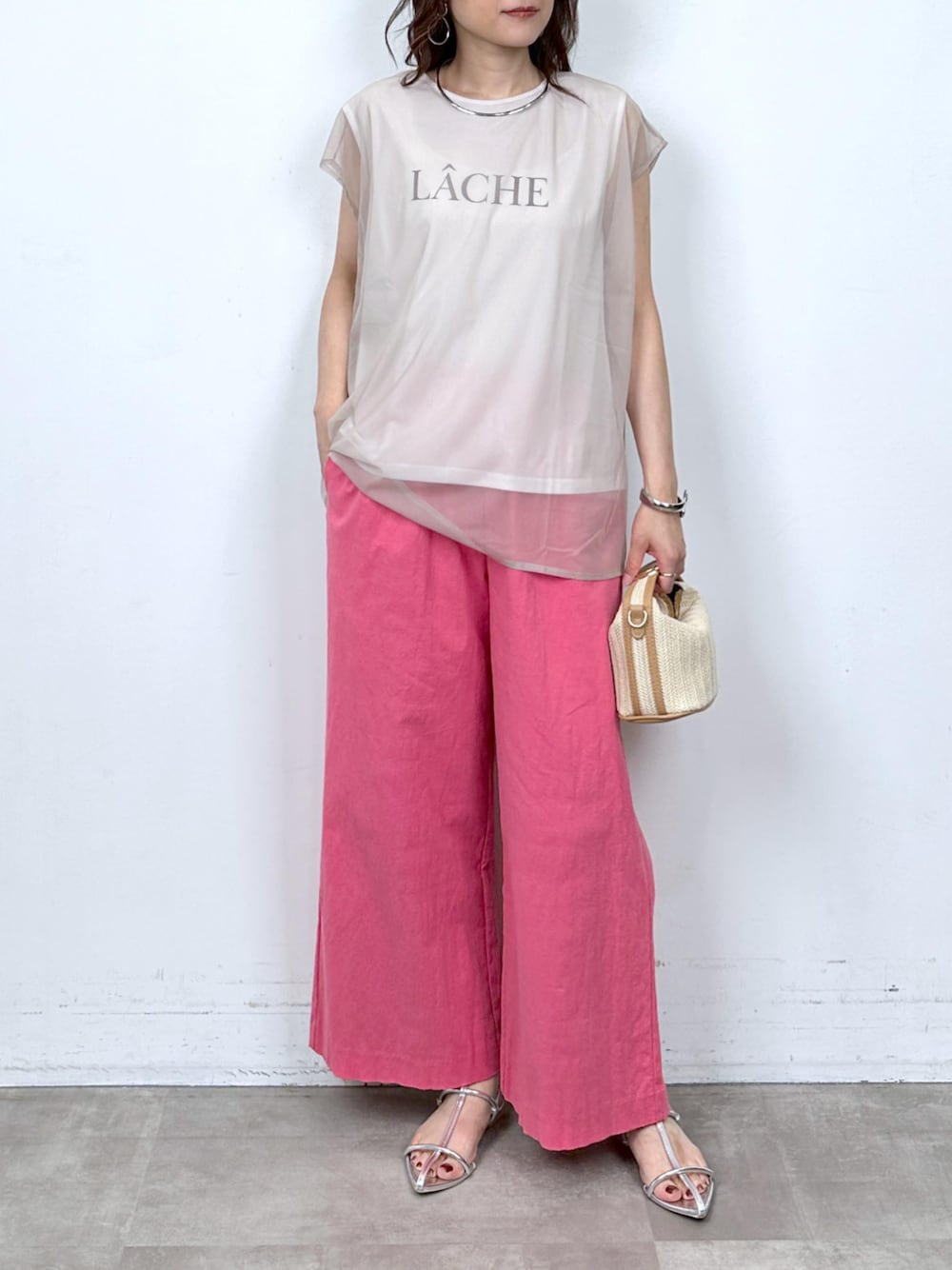 ホワイト系のTシャツ/カットソー、ピンク系のその他パンツを着用したレディースの夏コーディネートの1枚目の写真