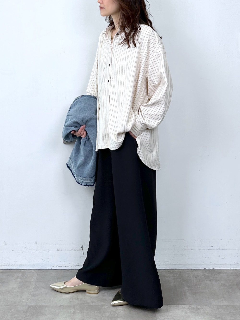 ホワイト系のシャツ/ブラウス、ブルー系のデニムジャケット、ブラック系のその他パンツを着用したレディースの秋コーディネートの1枚目の写真