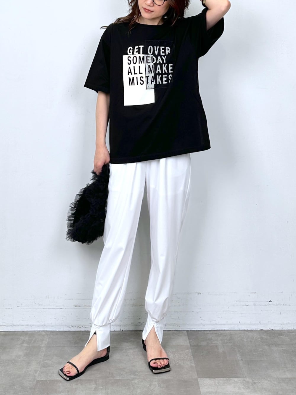 ブラック系のTシャツ/カットソーを着用したレディースの夏コーディネートの1枚目の写真