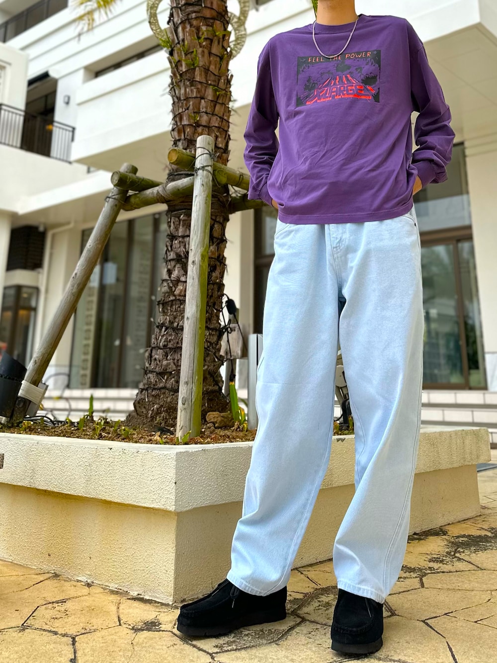 「ootd、デニムパンツ、シンプル、クラークス、春コーデ、メンズコーデ、沖縄、いいね、save、フォローお願いします🤑、エクストララージ」｜「ClarksのCLARKS/クラークス　WALLABEE GTX ワラビーゴアテックス 26149449（モカシン/デッキシューズ、ブラック系）」を使った、将太さん（メンズ・191cm）の冬コーディネートの1枚目の写真