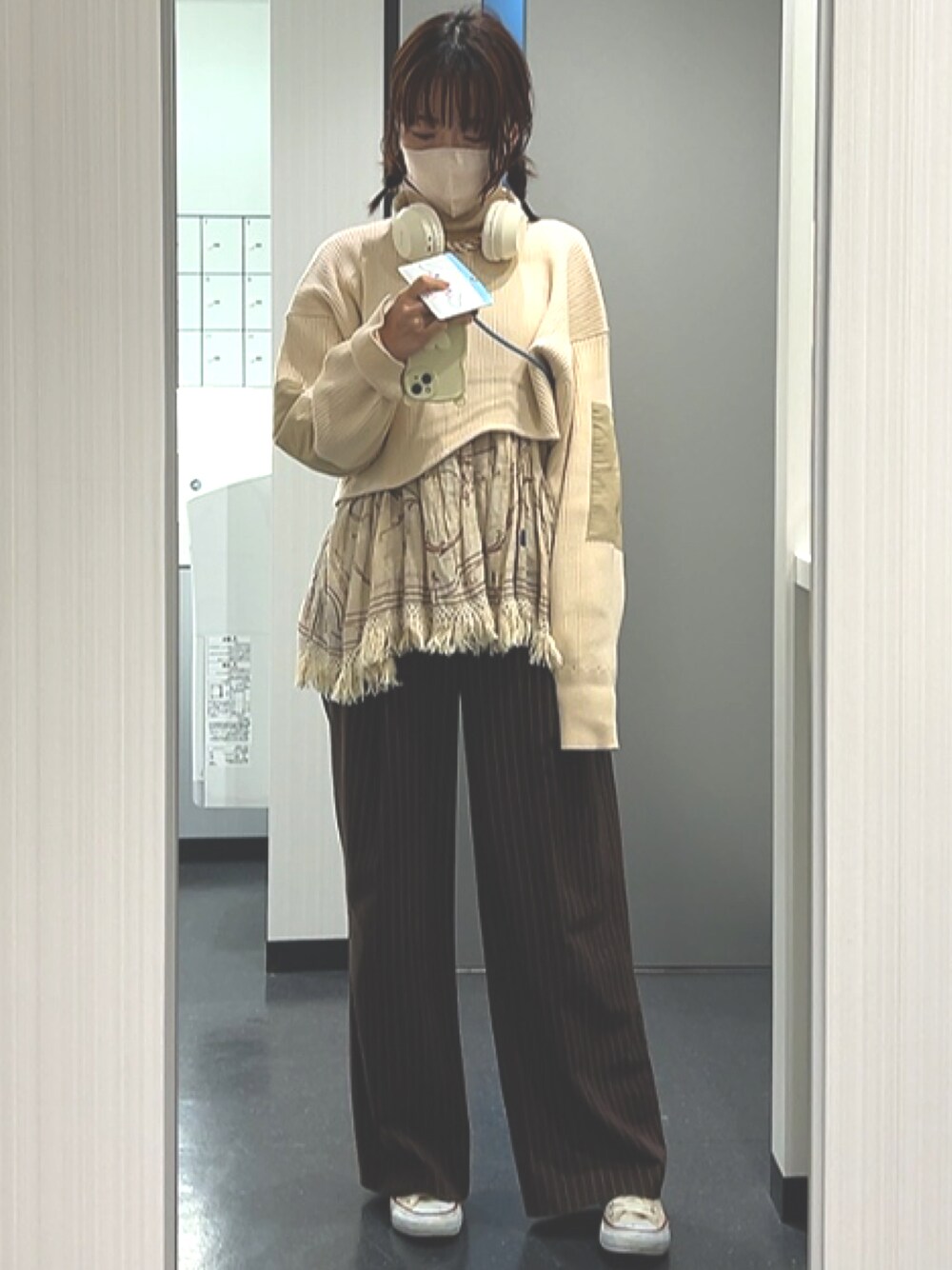 「オトナ女子、今日のコーデ、冬のコーデ、カジュアルスタイル、大人ガーリー、淡色コーデ、ワイドパンツ、ベージュコーデ、お仕事コーデ、出勤コーデ」｜「HeRIN.CYEのMilitary short top (ﾐﾘﾀﾘｰ ｼｮｰﾄ ﾄｯﾌﾟｽ)（ニット/セーター、ホワイト系）」を使った、しおりさん（レディース・160cm）の冬コーディネートの1枚目の写真