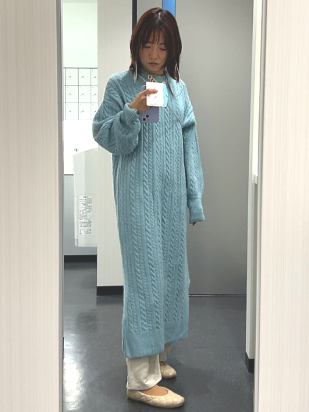「カジュアルコーデ、大人女子、大人可愛い、ゆったりコーデ、ワンピースコーデ、お仕事コーデ、出勤コーデ、今日のコーデ」｜「crie confortoのアイテム（ワンピース/ドレス、ブルー系）」を使った、しおりさん（レディース・160cm）の冬コーディネートの1枚目の写真