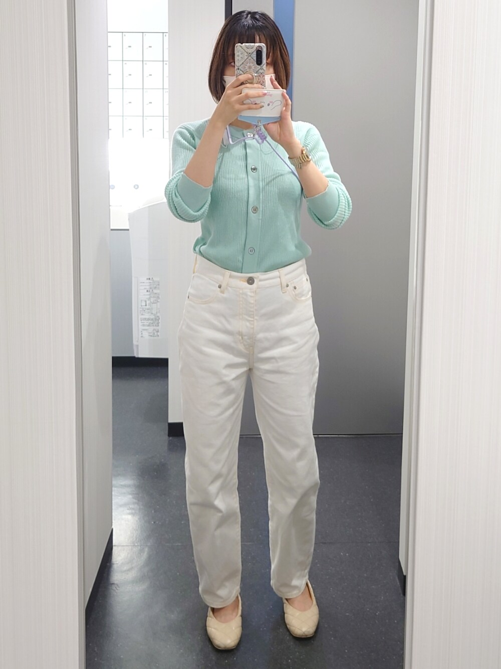 「シンプルスタイル、オトナカジュアル、大人女子、大人カジュアル、春服、春コーデ、デニムパンツ、キレイめカジュアル、シアートップス、ミントグリーン、ホワイトデニム」｜「BLACK BY MOUSSYのsheer cardigan（シアーカーディガン）（カーディガン/ボレロ、グリーン系）」を使った、しおりさん（レディース・160cm）の春コーディネートの1枚目の写真
