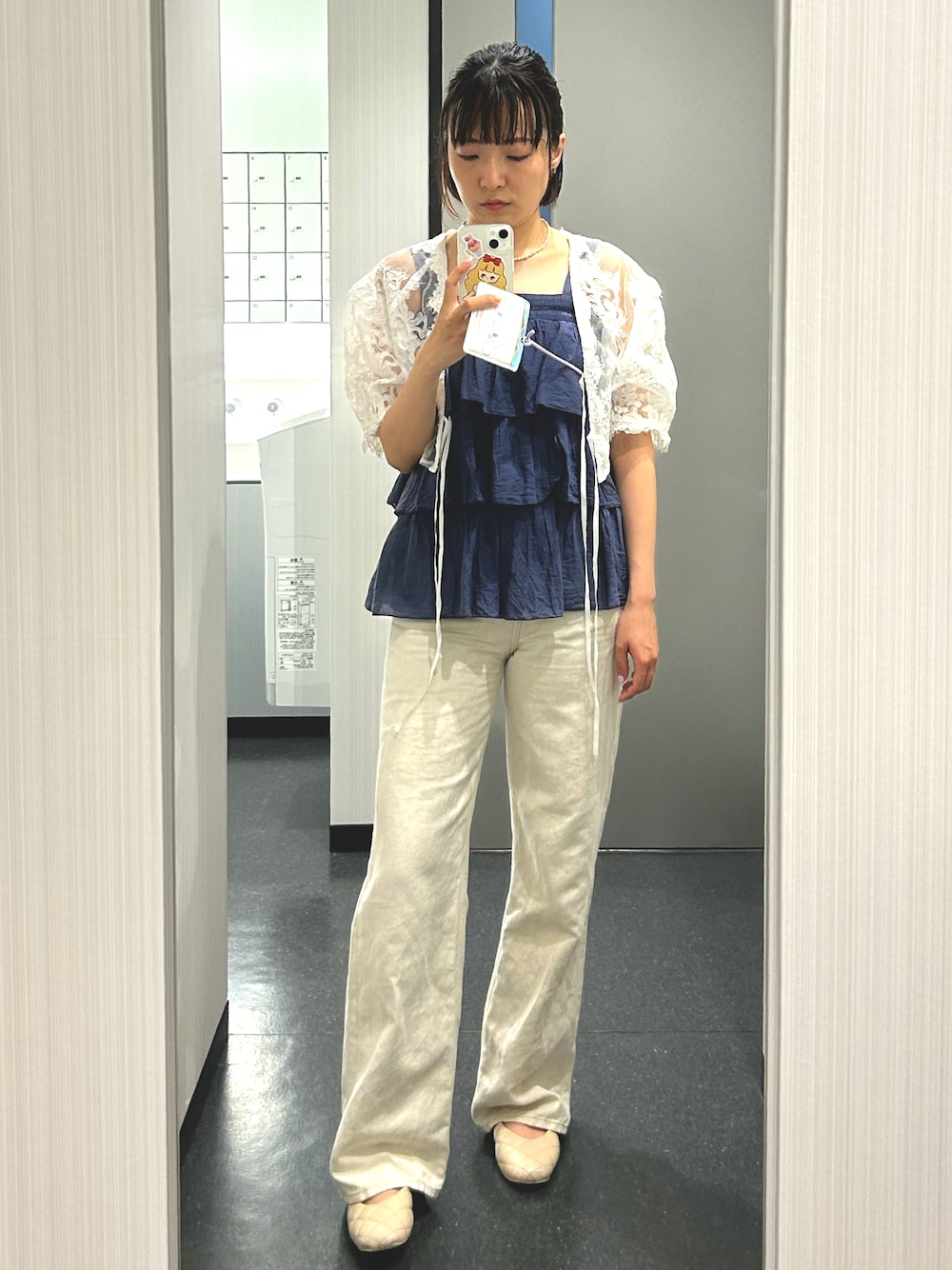 「オトナ女子、デニムコーデ、キレイめカジュアル、パンツコーデ、カジュアルガーリー、大人ガーリー、お仕事コーデ、出勤コーデ」｜「MOUSSYのCOTTON LINEN 90S STRAIGHT（デニムパンツ、ホワイト系）」を使った、しおりさん（レディース・160cm）の夏コーディネートの1枚目の写真