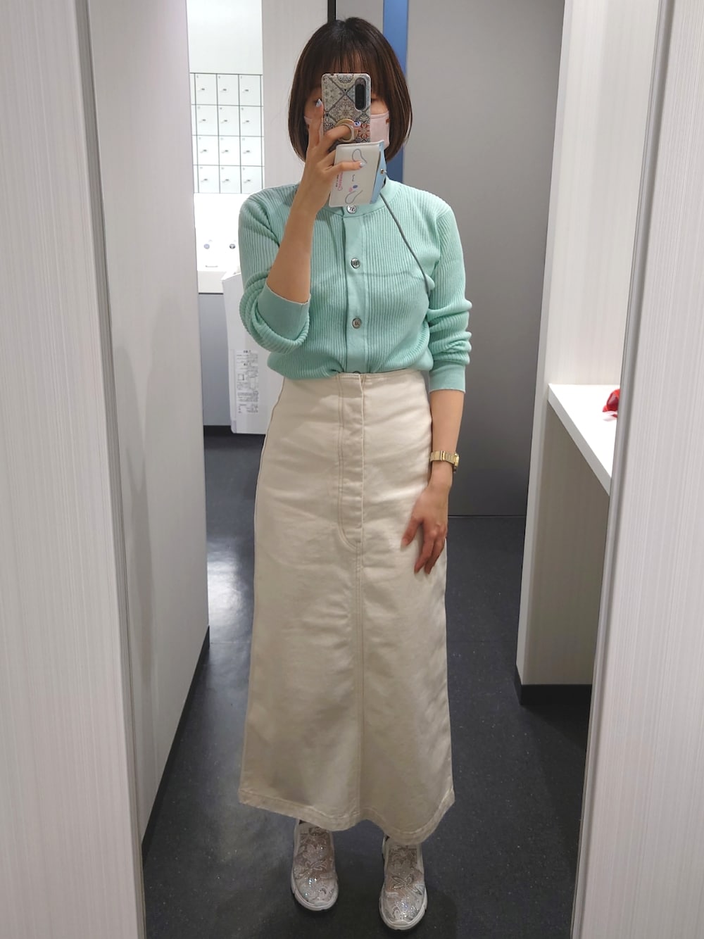「カジュアルコーデ、大人女子、春カラー、春服、大人カジュアル、お仕事コーデ、出勤コーデ」｜「BLACK BY MOUSSYのsheer cardigan（シアーカーディガン）（カーディガン/ボレロ、グリーン系）」を使った、しおりさん（レディース・160cm）の春コーディネートの1枚目の写真