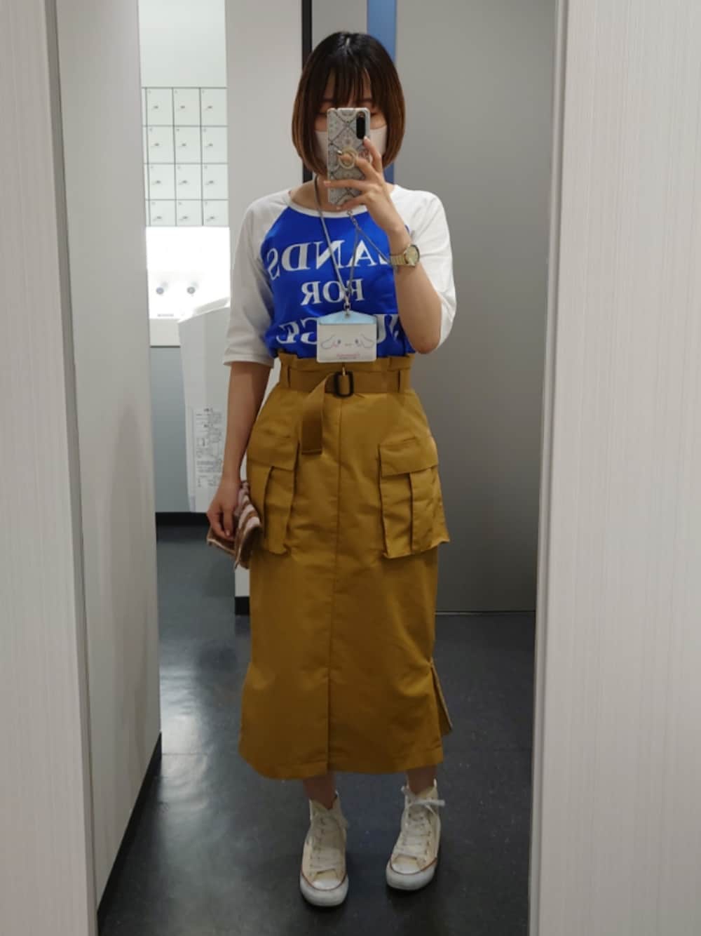 「カジュアルコーデ、大人カジュアル、シンプルコーデ、初夏コーデ、スカート、お仕事コーデ、出勤コーデ」｜「CONVERSEの【コンバース】CONVERS　ALLSTAR　US　オールスターUSカラー　ハイカットorローカットスニーカー（スニーカー、ホワイト系）」を使った、しおりさん（レディース・160cm）の春コーディネートの1枚目の写真