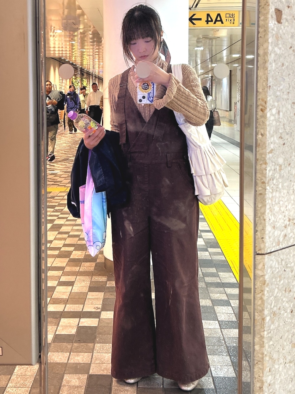 「秋服、秋コーデ、大人かわいい、キレイめカジュアル、ブラウンコーデ、ライブコーデ、SOPHIA、獅子に翼」｜「RODEO CROWNS WIDE BOWLのカシュクールルーズサロペット（つなぎ/オールインワン、ブラウン系）」を使った、しおりさん（レディース・160cm）の秋コーディネートの1枚目の写真