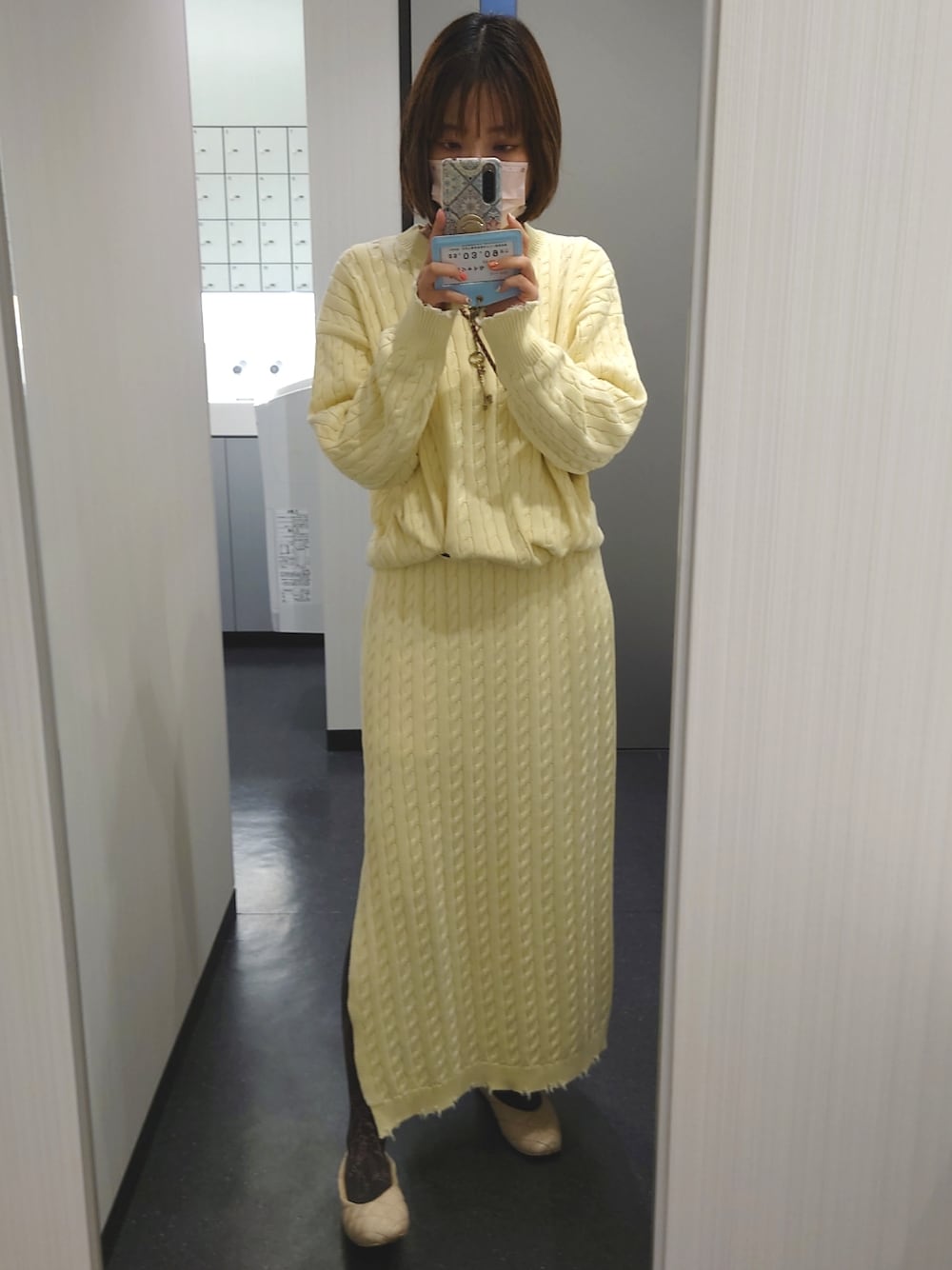 「大人カジュアル、今日のコーデ、ゆるコーデ、大人女子、ニットアップ、セットアップ、レモンイエロー、柄タイツ」｜「MOUSSYのCABLE KNIT スカート（スカート、イエロー系）」を使った、しおりさん（レディース・160cm）の冬コーディネートの1枚目の写真