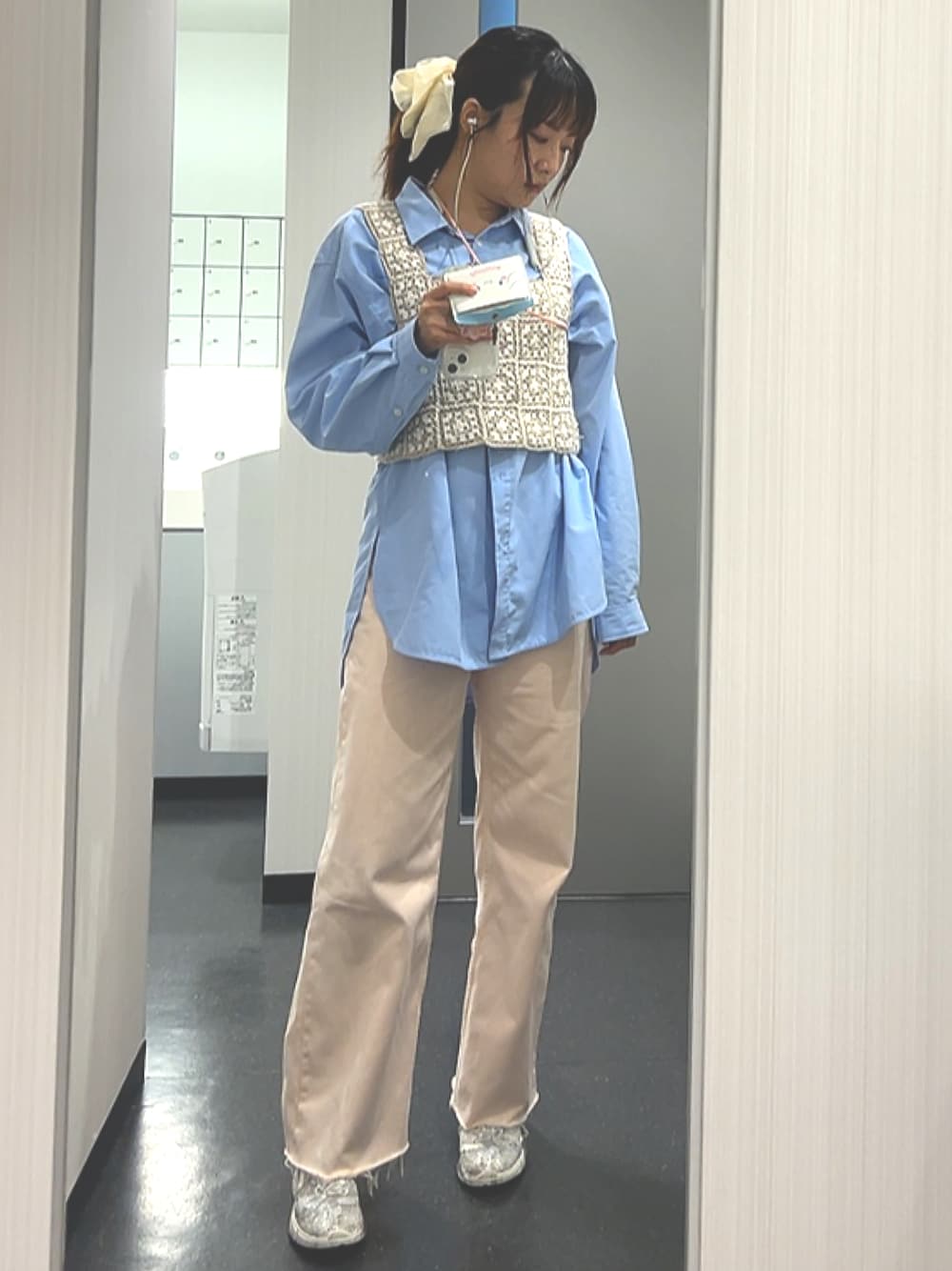 「オトナカジュアル、大人ガーリー、着回しコーデ、春カラー、お仕事コーデ、出勤コーデ、今日のコーデ」｜「MOUSSYのアイテム（デニムパンツ、ピンク系）」を使った、しおりさん（レディース・160cm）の春コーディネートの1枚目の写真