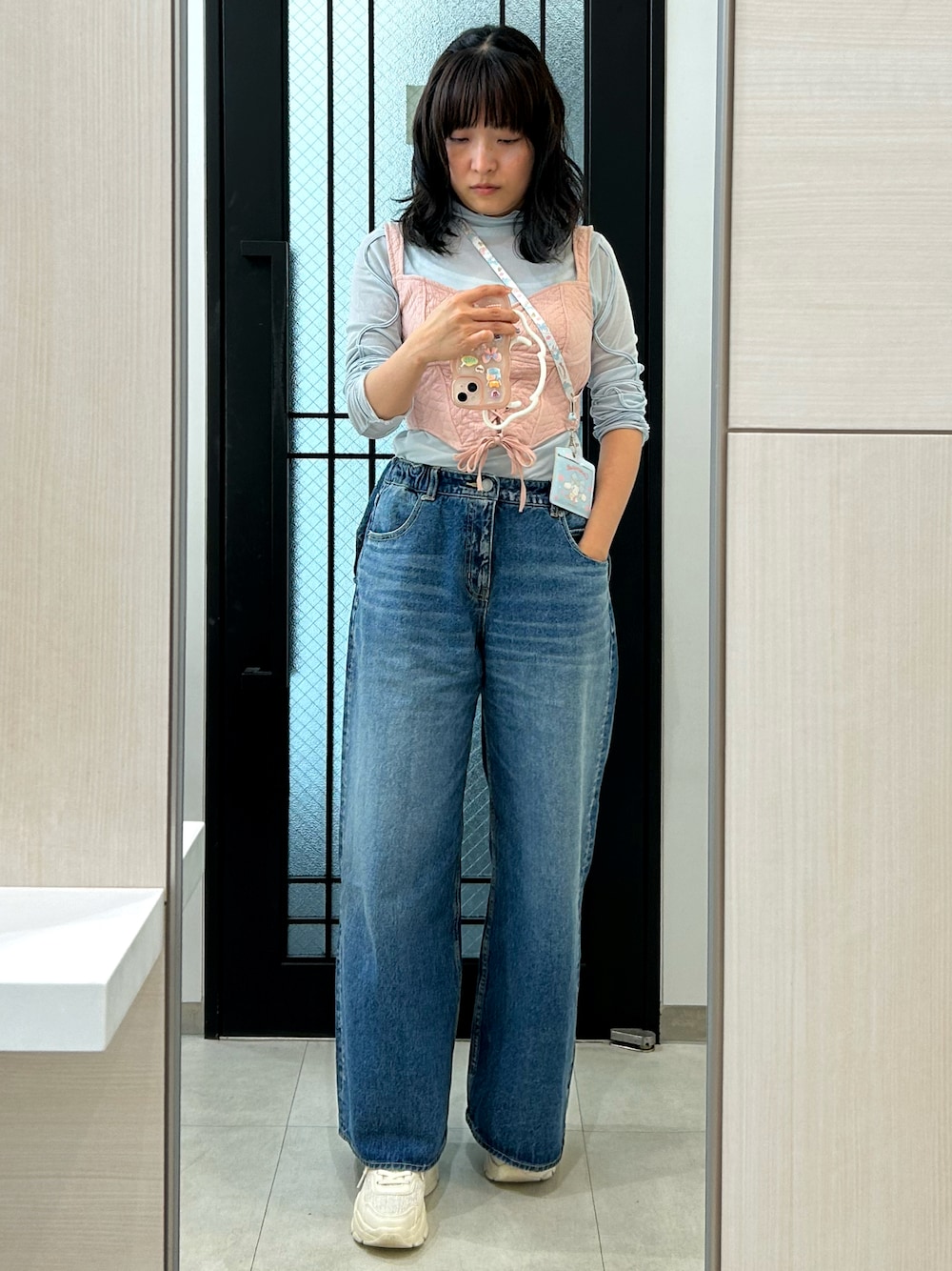 しおりさんの「ビッグリボンデニムパンツ（RODEO CROWNS WIDE BOWL）」を使ったコーディネートの1枚目の写真
