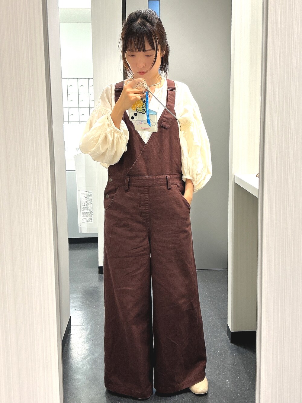 「秋服、秋コーデ、大人かわいい、初秋コーデ、ボリューム袖、今日のコーデ、お仕事コーデ、出勤コーデ」｜「RODEO CROWNS WIDE BOWLのカシュクールルーズサロペット（つなぎ/オールインワン、ブラウン系）」を使った、しおりさん（レディース・160cm）の秋コーディネートの1枚目の写真