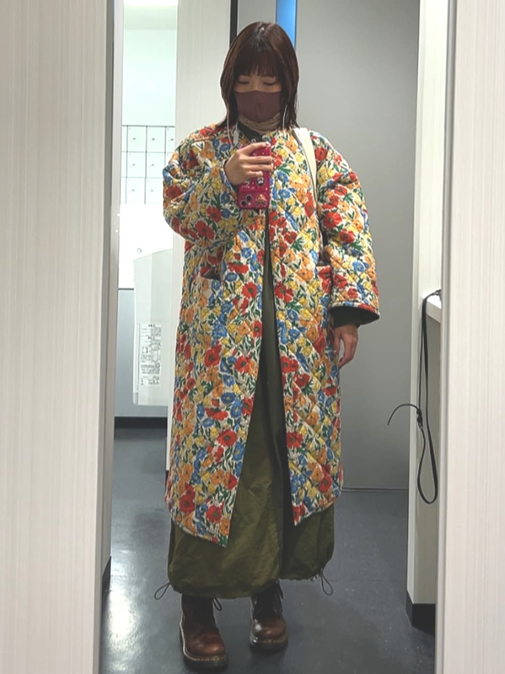 「冬のコーデ、ゆったりコーデ、大人かわいい、オトナ女子、コート、出勤コーデ、お仕事コーデ、大人ガーリー」｜「Freadaのインドリバーシブルロングキルトコート（その他アウター、イエロー系）」を使った、しおりさん（レディース・160cm）の冬コーディネートの1枚目の写真