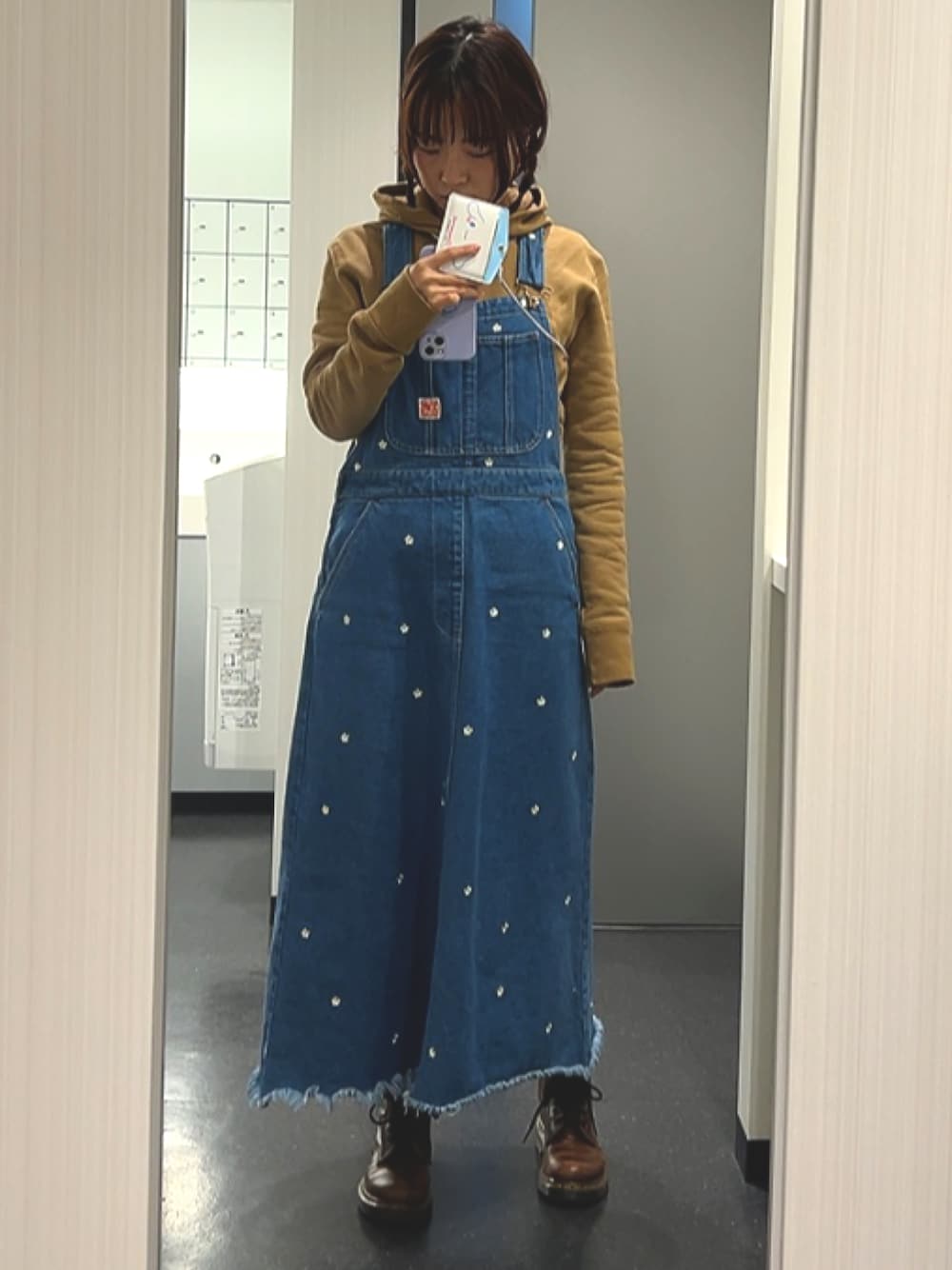 しおりさんの「Flower embroidery サロペットスカート（RODEO CROWNS WIDE BOWL）」を使ったコーディネートの1枚目の写真