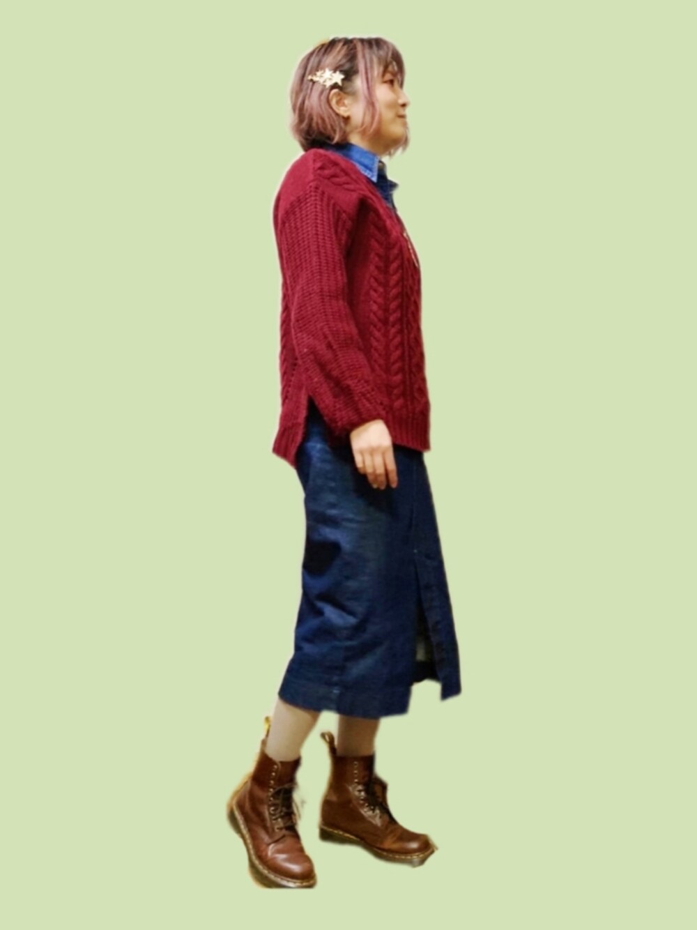 「大人カジュアル、冬コーデ、ニットコーデ、赤ニット、Dr.Martens、通院スタイル、白タイツ、タイトスカート」｜「UNIQLOのアイテム（デニムスカート、ブルー系）」を使った、しおりさん（レディース・160cm）の冬コーディネートの1枚目の写真