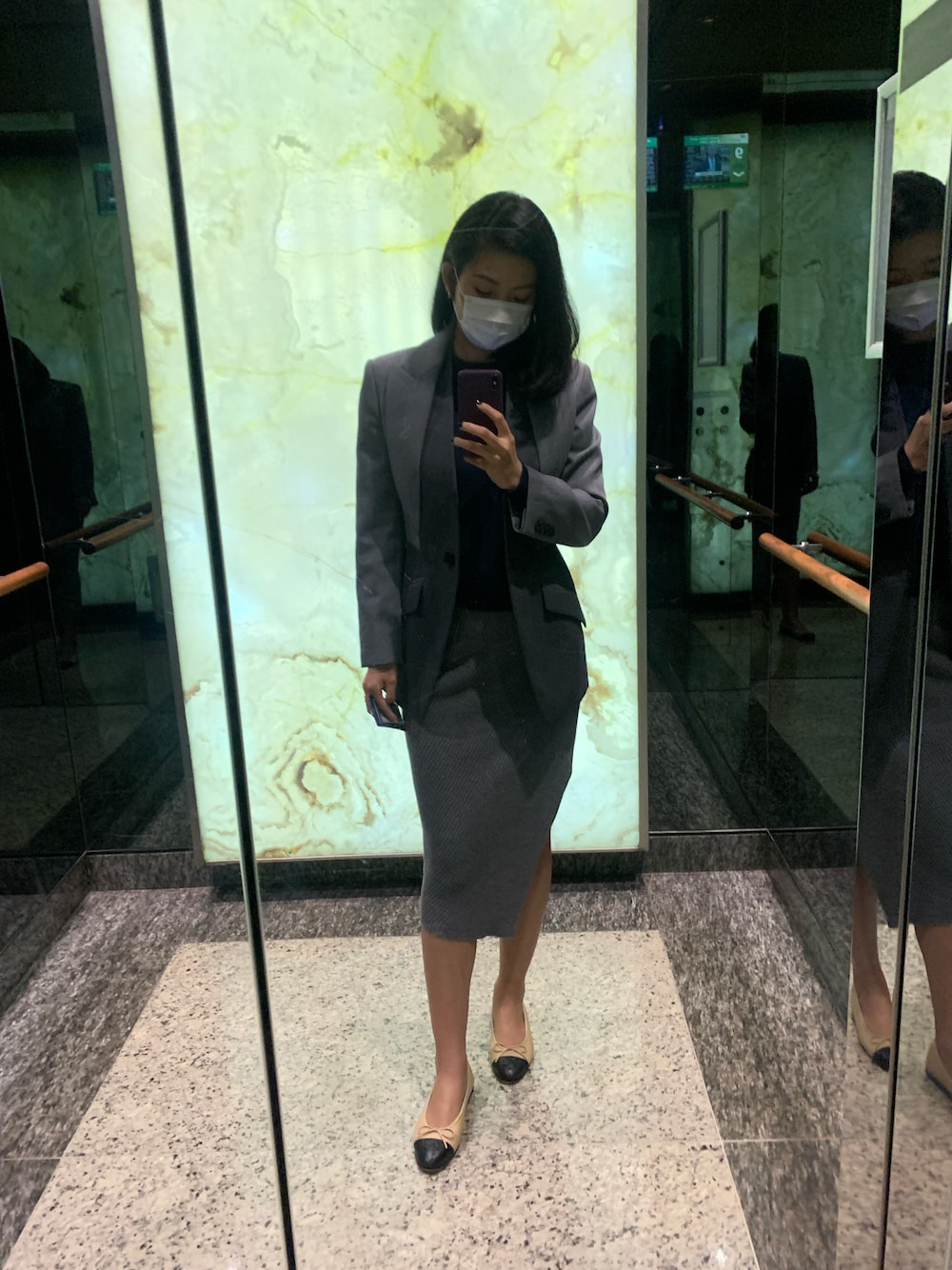 「Alexander McQueenのアイテム（ダウンジャケット/コート、グレー系）」を使った、Sharon Zhangさん（レディース・168cm）の冬コーディネートの1枚目の写真