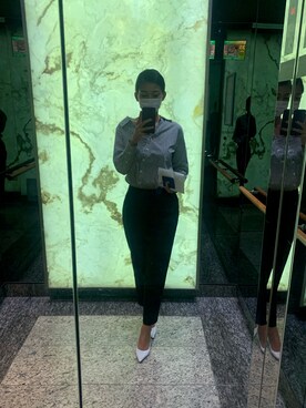 「JIMMY CHOO（ジミーチュウ）のアイテム（シューズ、ホワイト系）」を使った、Sharon Zhangさん（レディース）の秋コーディネート