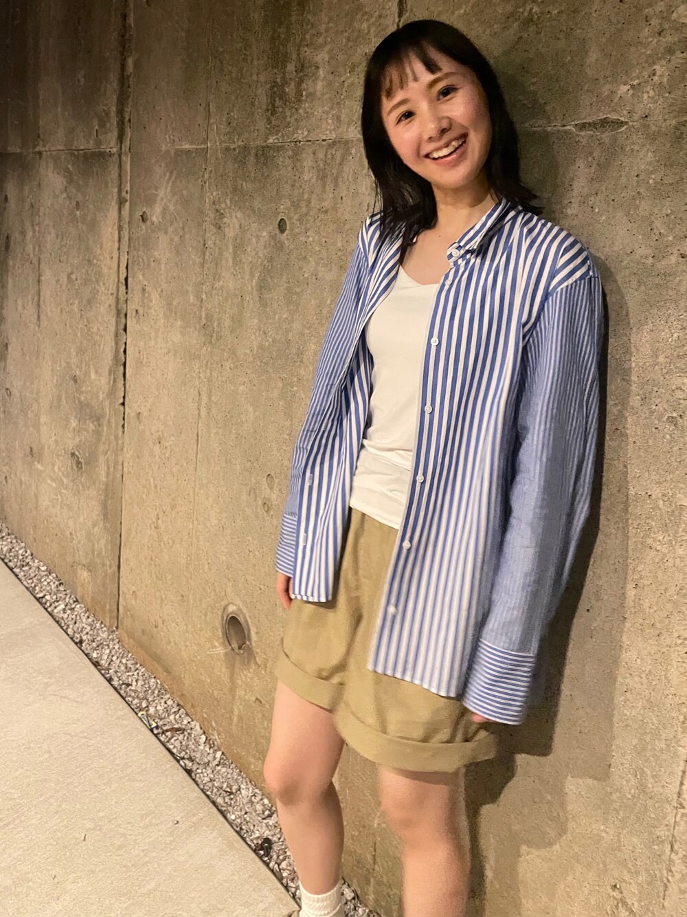 ブルー系のシャツ/ブラウス、ベージュ系のチノパンツ、ホワイト系のブラジャーを着用したレディースの秋コーディネートの1枚目の写真