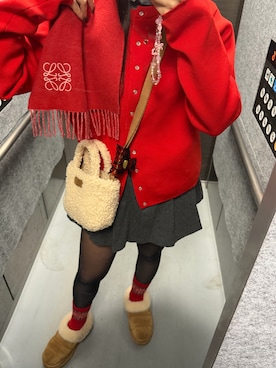 LOEWEのマフラー（レッド系）を使ったレディース人気ファッション