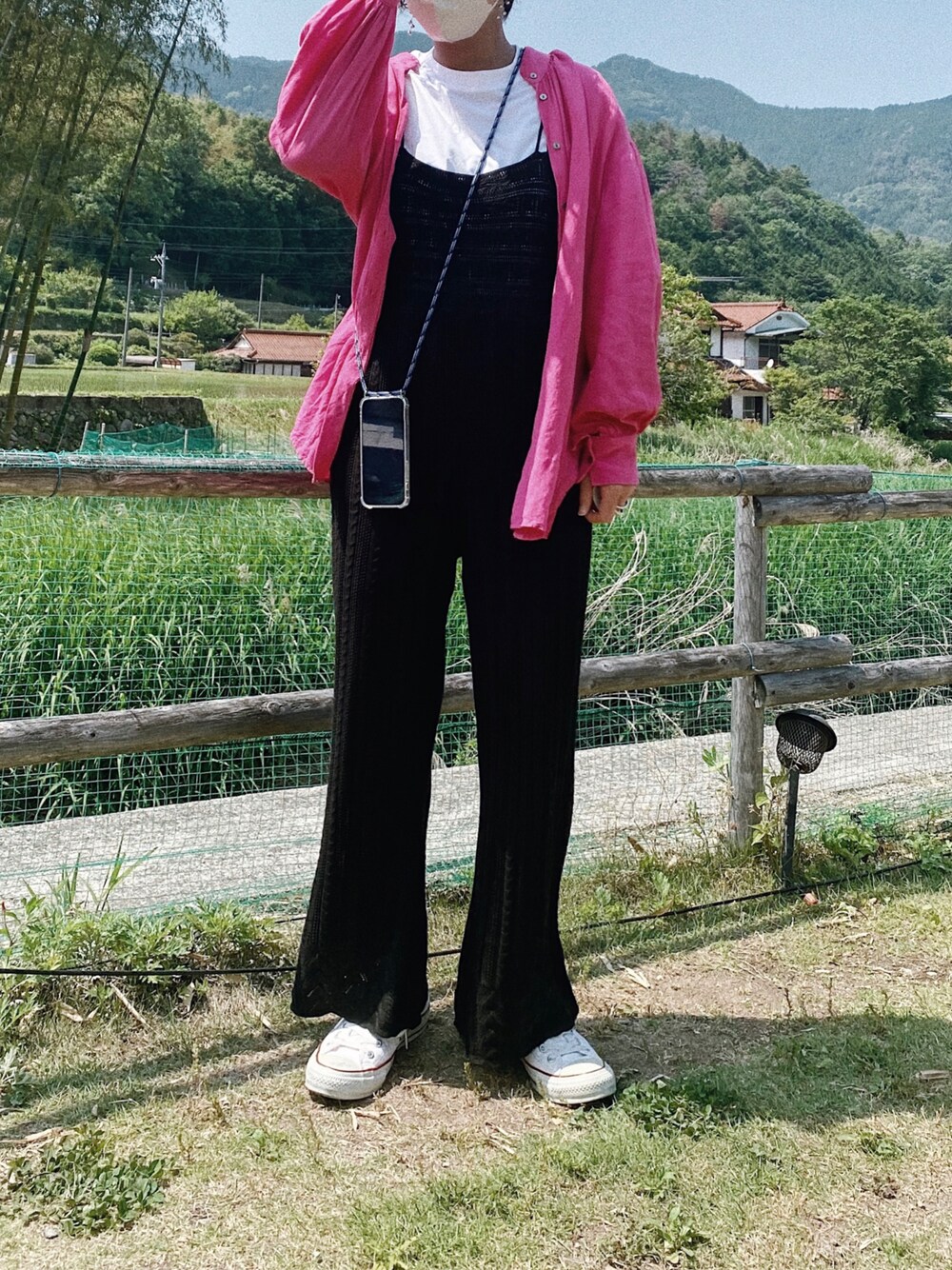 「JEANASiS、サロペット、ピンクシャツ、カラーシャツ、ピンク、converse、スニーカー、休日スタイル」｜「UNIQLOのリラックスフィットクルーネックT（半袖）（Tシャツ/カットソー、ホワイト系）」を使った、Nahoさん（レディース・166cm）の夏コーディネートの1枚目の写真