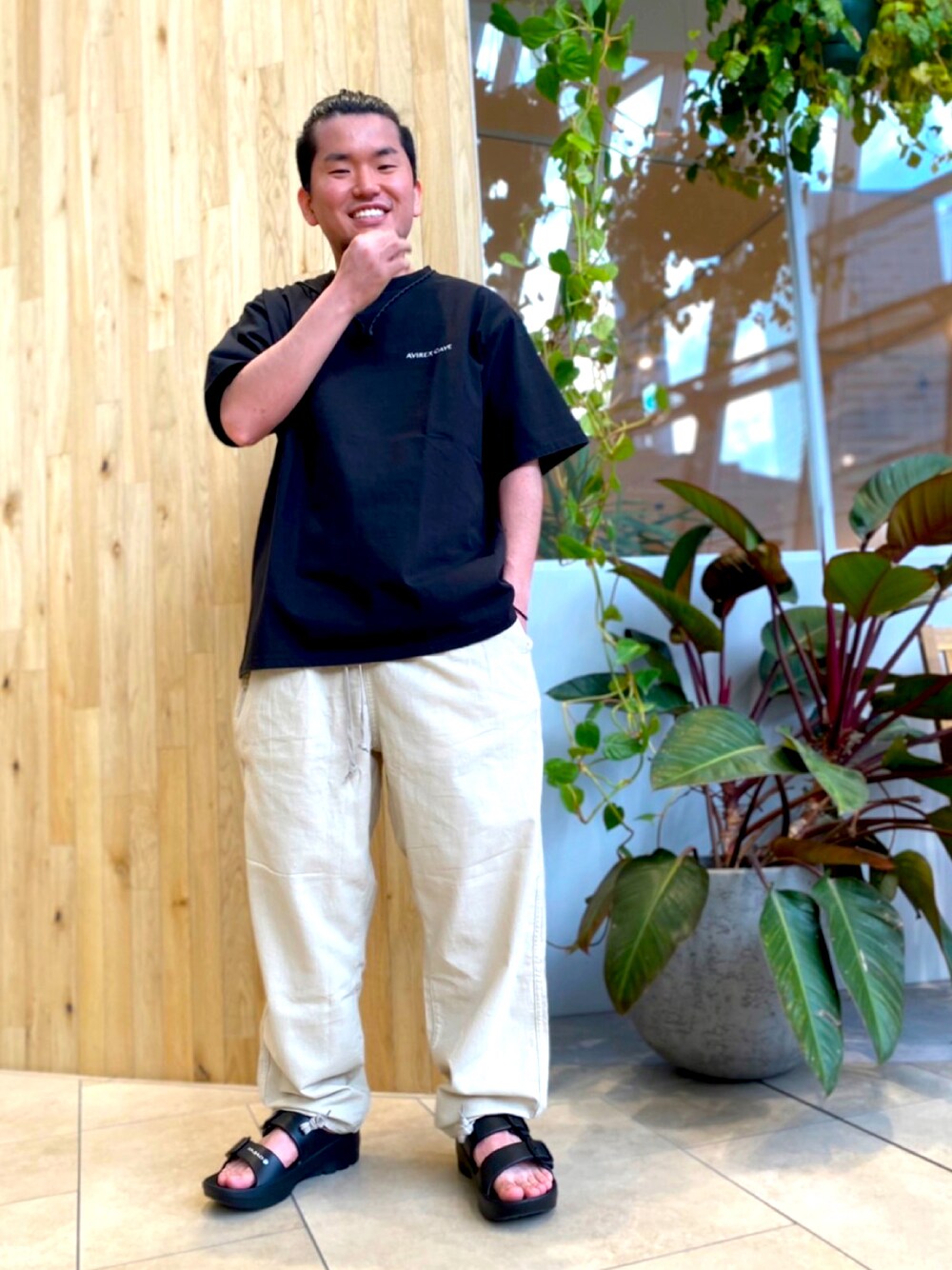 「カジュアル、シンプル、AVIREX、大学生、休日スタイル、サンダル、リラックススタイル、夏コーデ、刺繍Tシャツ、お洒落さんとつながりたい」｜「AVIREXのユーティリティ イージー パンツ / UTILITY EASY PANTS / アヴィレックス / AVIREX（その他パンツ、ベージュ系）」を使った、MANAYAさん（メンズ・172cm）の春コーディネートの1枚目の写真