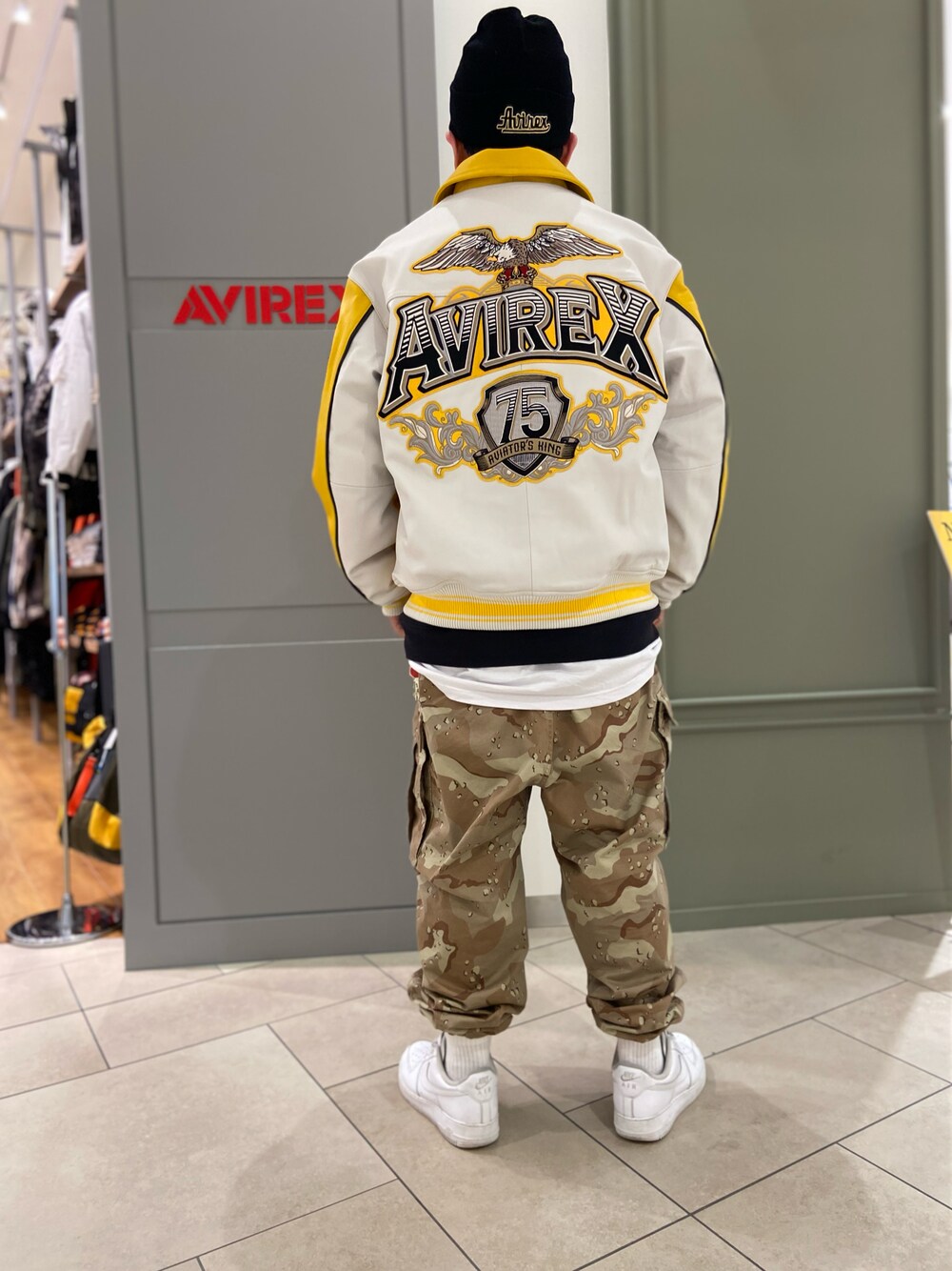 「スタジャン、イエロー、ニット帽、AVIREX、オーバーサイズ、カーゴパンツ、バックスタイル、デザートカモ、エアフォース1、チョコチップカモ」｜「AVIREXのシンプル M-65 パンツ/SIMPLE M-65 PANTS（カーゴパンツ、その他）」を使った、MANAYAさん（メンズ・172cm）の秋コーディネートの1枚目の写真