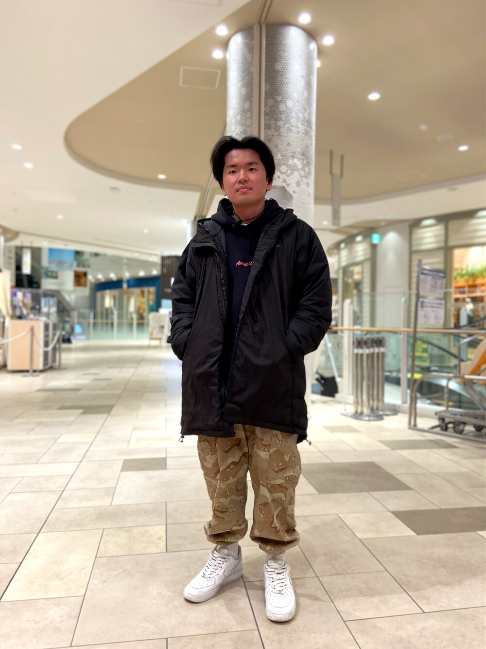 「ミリタリー、AVIREX、オーバーサイズ、スニーカーコーデ、カーゴパンツ、WILDTHINGS、AIR FORCE 1、フーディー、コラボ商品、デザートカモ」｜「AVIREXの【AVIREX×WILD THINGS】モンスター パーカー / MONSTER PARKA / アヴィレックス / AVIREX（ダウンジャケット/コート、ブラック系）」を使った、MANAYAさん（メンズ・172cm）の秋コーディネートの1枚目の写真
