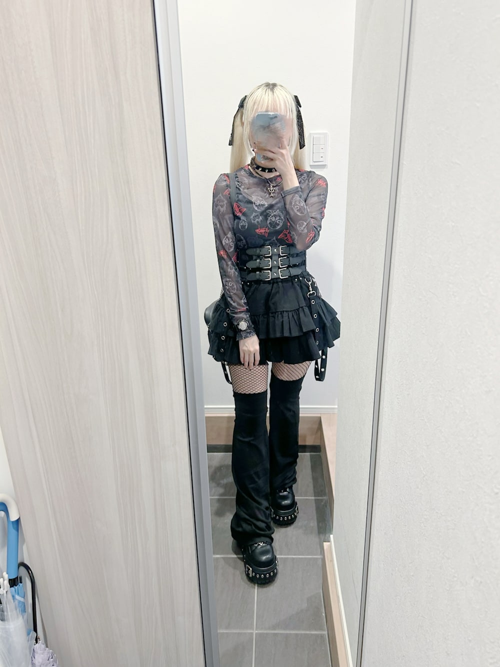「夏コーデ、夏、ブラック、ブラックコーデ、ミニスカート、レッグウォーマー、地雷、おしゃれさんと繋がりたい、ベルト、厚底シューズ、フレアスカート」｜「Jamie エーエヌケーのハートチャームロゴリボンバレッタSET（バレッタ/ヘアクリップ、ブラック系）」を使った、まおさん（レディース・155cm）の夏コーディネートの1枚目の写真