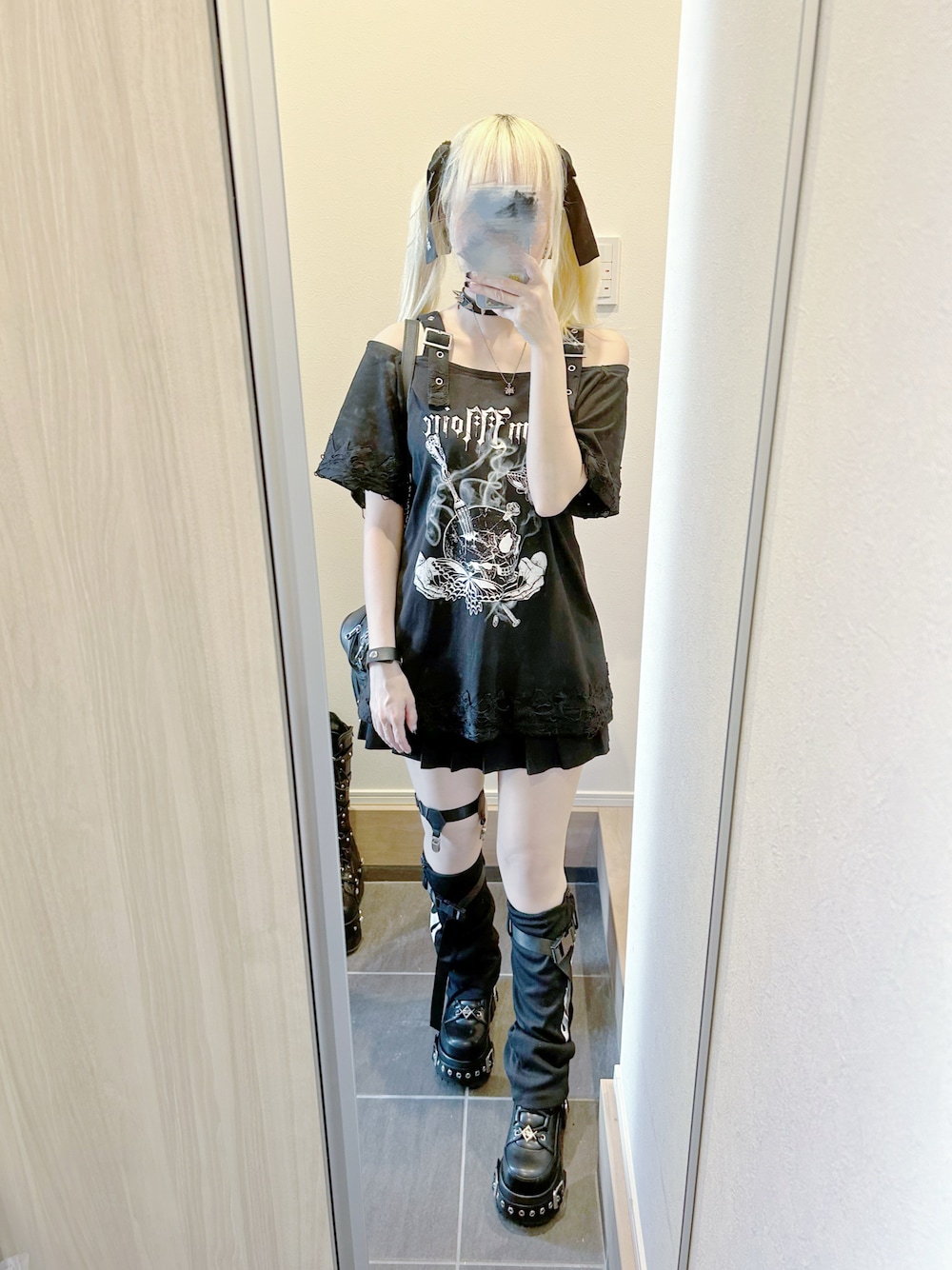 「地雷、ブラック、ブラックコーデ、オールブラック、夏コーデ、オフショル、Tシャツ、プリーツスカート、レッグウォーマー、厚底シューズ、夏、モノトーン」｜「Jamie エーエヌケーのハートチャームロゴリボンバレッタSET（バレッタ/ヘアクリップ、ブラック系）」を使った、まおさん（レディース・155cm）の夏コーディネートの1枚目の写真