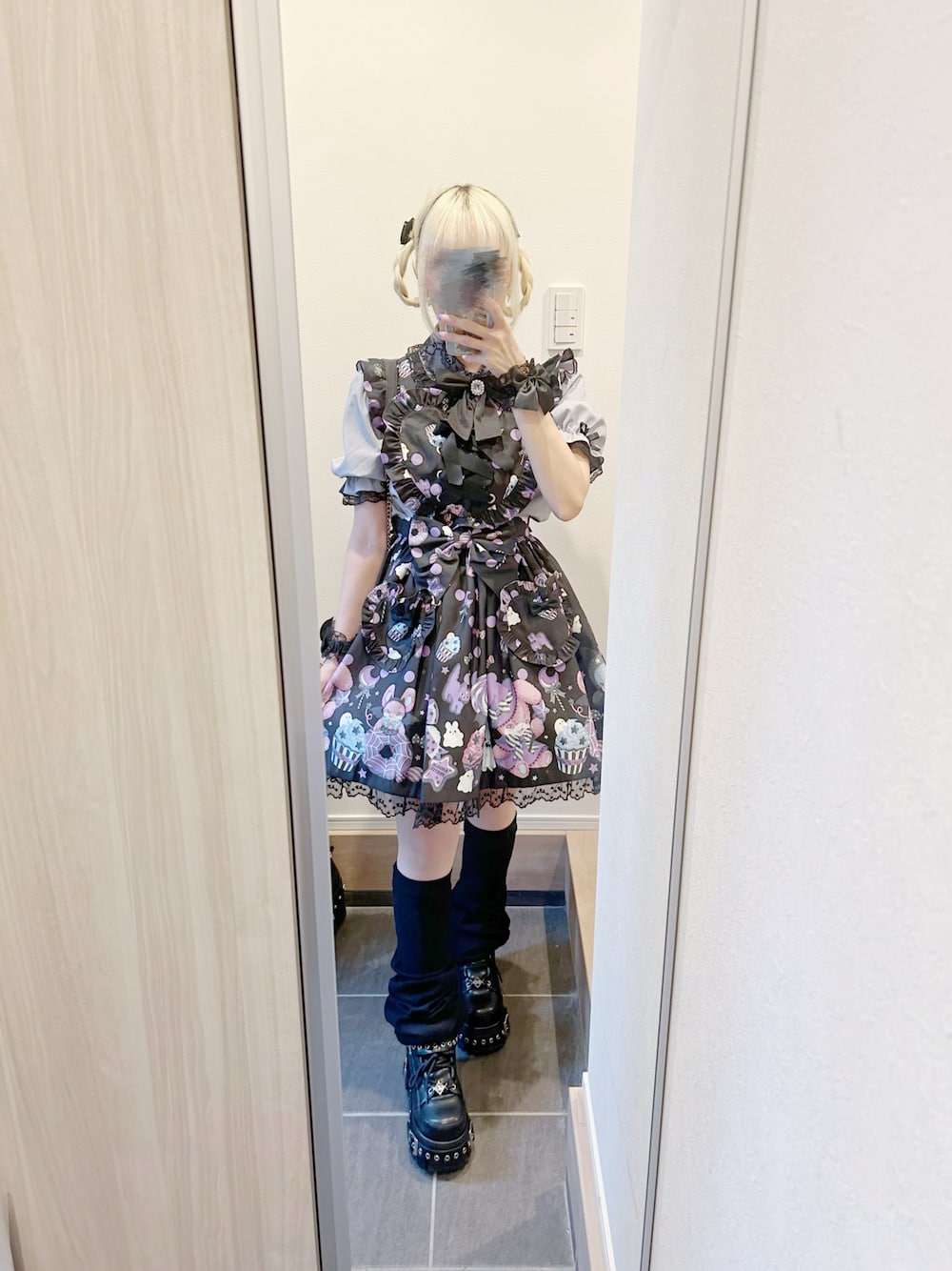 「秋コーデ、秋のコーデ、ジャンスカ、地雷、ロリータ、ブラウス、ブラック、お洒落さんとつながりたい、ガーリー、初秋コーデ、レッグウォーマー、厚底シューズ、柄」｜「ROJITAのパール付きビジュリボンクリップSET（バレッタ/ヘアクリップ、ブラック系）」を使った、まおさん（レディース・155cm）の秋コーディネートの1枚目の写真