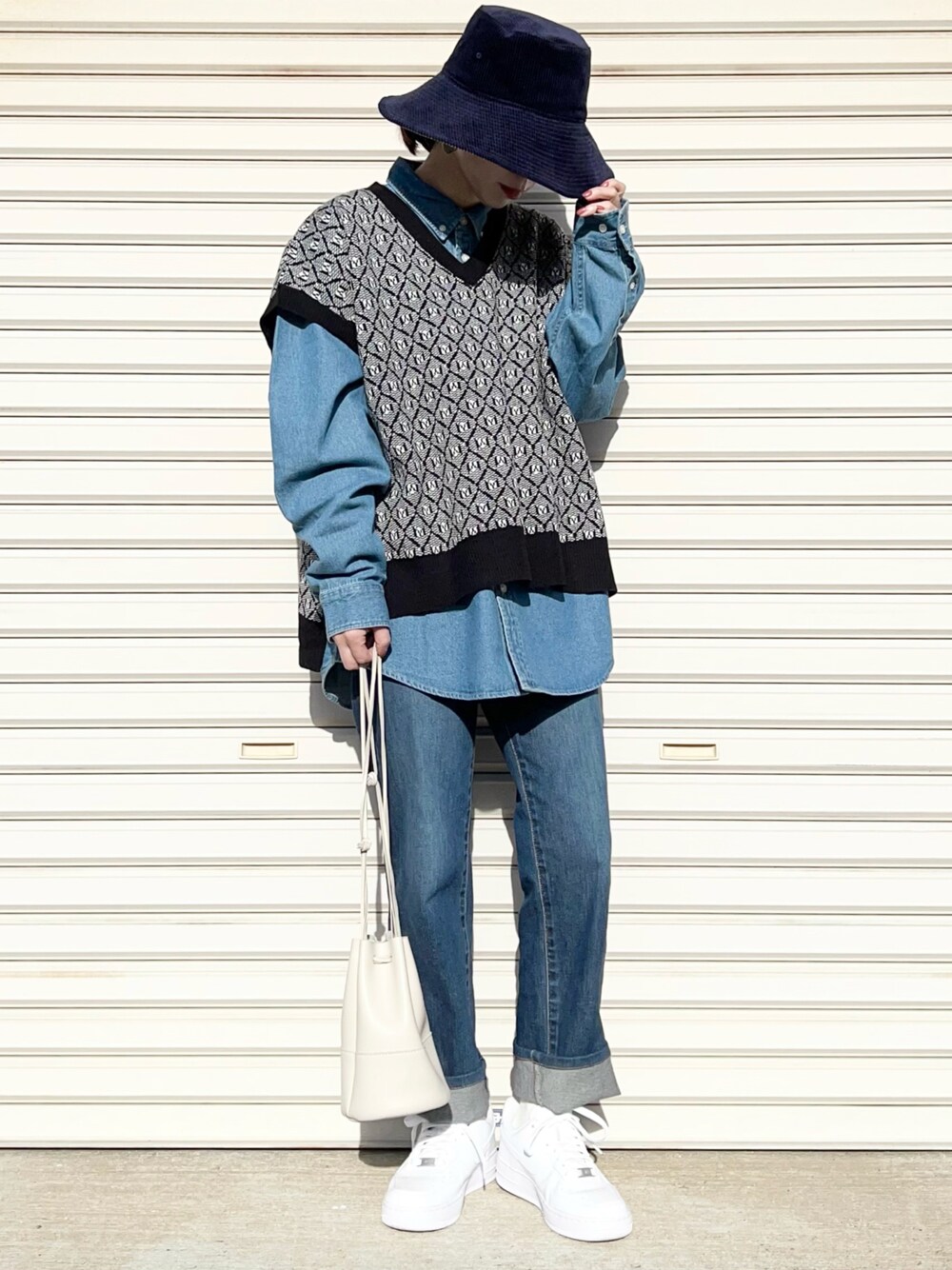 Supreme のアイテムを使った「ニットベスト」の人気ファッション