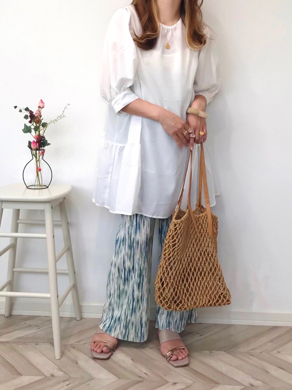 「夏コーデ、AmbreNeige、lagemme、プリーツパンツ、メッシュバッグ、きれいめカジュアル、トングサンダル、プチプラ、休日スタイル」｜「Ambre Neigeのティアードギャザーブラウス／【WEB/EC限定商品】（シャツ/ブラウス、ホワイト系）」を使った、うーまんさん（レディース・158cm）の夏コーディネートの1枚目の写真