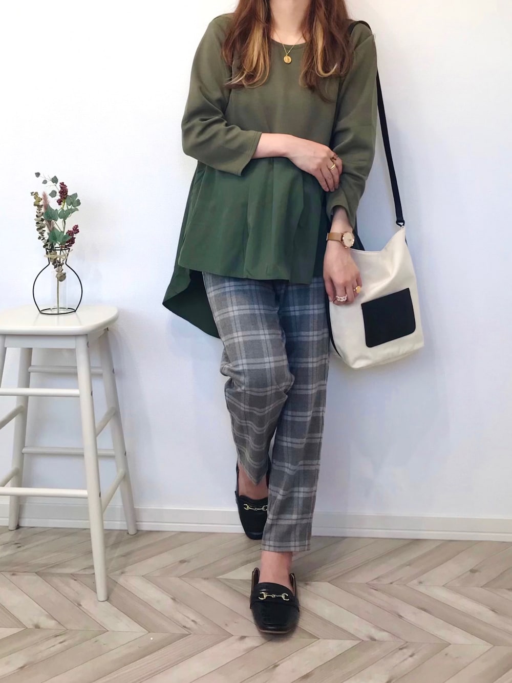 「秋コーデ、deuxamour、agnes b.、チェックパンツ、休日スタイル、プチプラ、ビットローファー、ローファー、フラットシューズ、アースカラー、マタニティ」｜「deux amourのポンチバックフリルカットソー（スウェット、グリーン系）」を使った、うーまんさん（レディース・158cm）の秋コーディネートの1枚目の写真