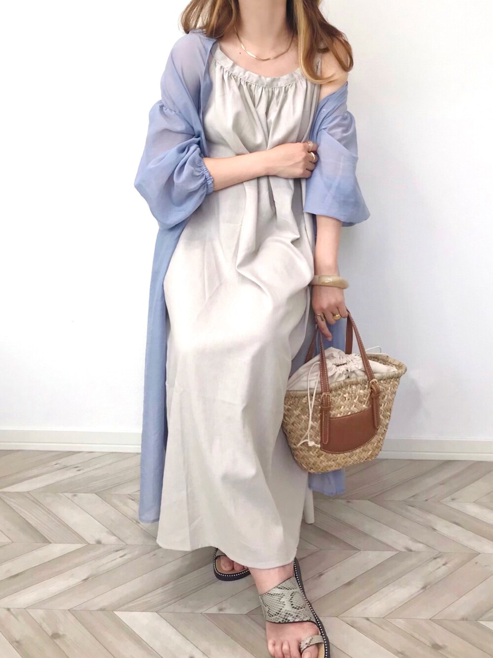「Jewelobe、ワンピース、ロングワンピース、休日スタイル、シアーシャツ、シャツワンピ、CENE、かごバッグ、プチプラ、トングサンダル」｜「Jewelobeのギャザーキャミワンピース（ワンピース、グレー系）」を使った、うーまんさん（レディース・158cm）の夏コーディネートの1枚目の写真