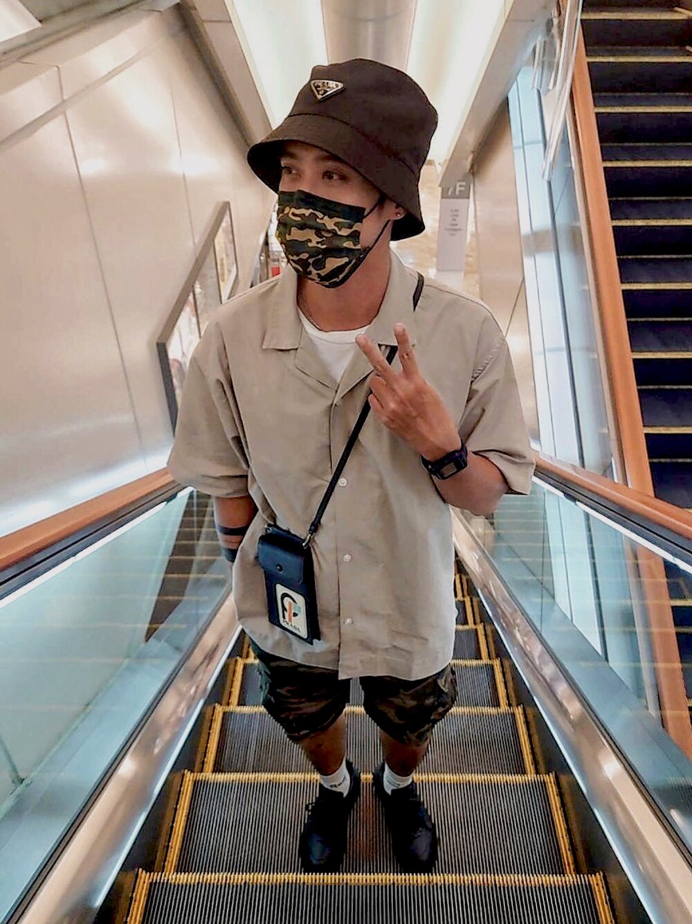 「夏、街頭穿搭、球鞋、基礎款、漁夫帽、PRADA、MUJI、BOTTEGA VENETA、口罩」｜「PRADAのアイテム（キャップ、ブラック系）」を使った、Travis 🪳さん（メンズ・172cm）の秋コーディネートの1枚目の写真