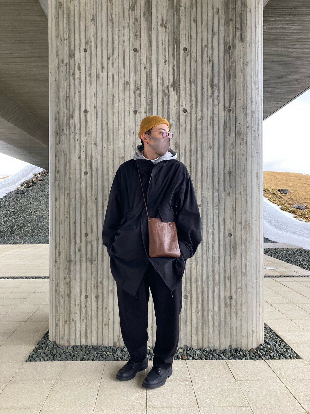 「シンプルコーデ、シンプル、黒、フリークスストア、冬コーデ、黒コーデ」｜「CASPER JOHNのSuspender Drape Slacks/サスペンダードレープスラックス（スラックス、ブラック系）」を使った、na.さん（メンズ・178cm）の冬コーディネートの1枚目の写真