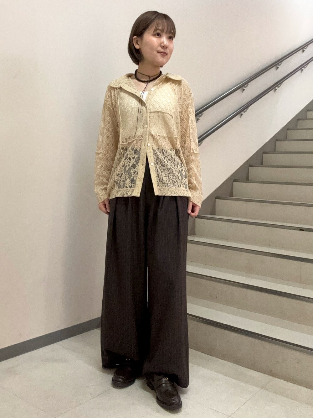 ベージュ系のシャツ/ブラウス、ブラウン系のその他パンツ、ホワイト系のキャミソールを着用したレディースの夏コーディネートの1枚目の写真