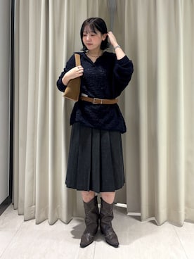 「KBF（ケイビーエフ）のプリーツミディスカート（スカート、グレー系）」を使った、ユウリさん（レディース・158cm）の秋コーディネート