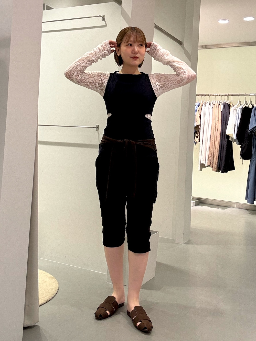 ブラック系のその他パンツ、ホワイト系のTシャツ/カットソー、ブルー系のタンクトップを着用したレディースの夏コーディネートの1枚目の写真