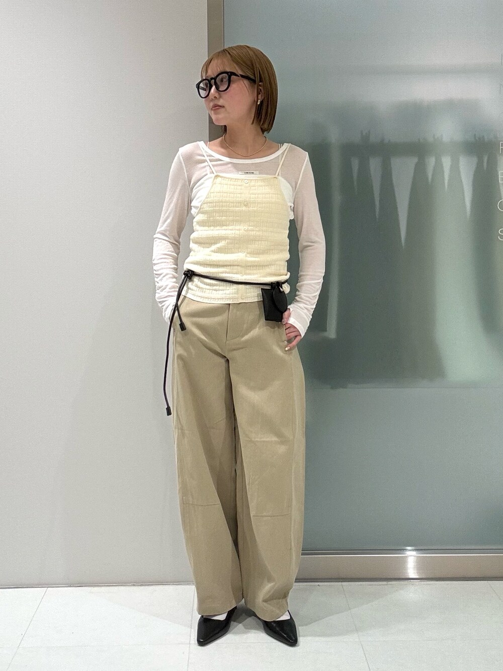 ホワイト系のその他パンツ、ホワイト系のキャミソール、ホワイト系のTシャツ/カットソーを着用したレディースの春コーディネートの1枚目の写真